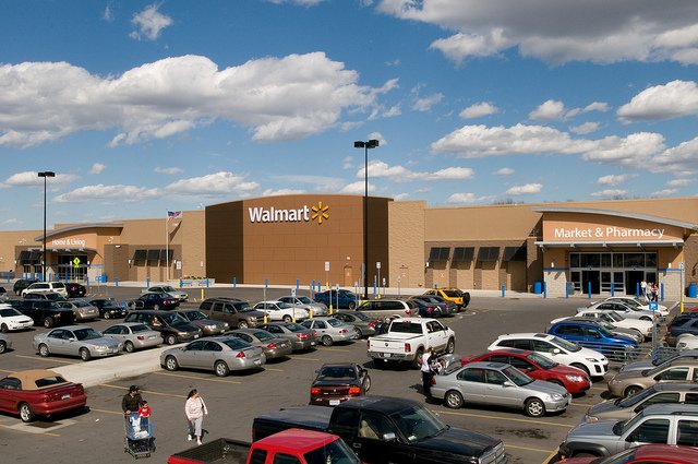 Un gran magatzem Walmart als Estats Units