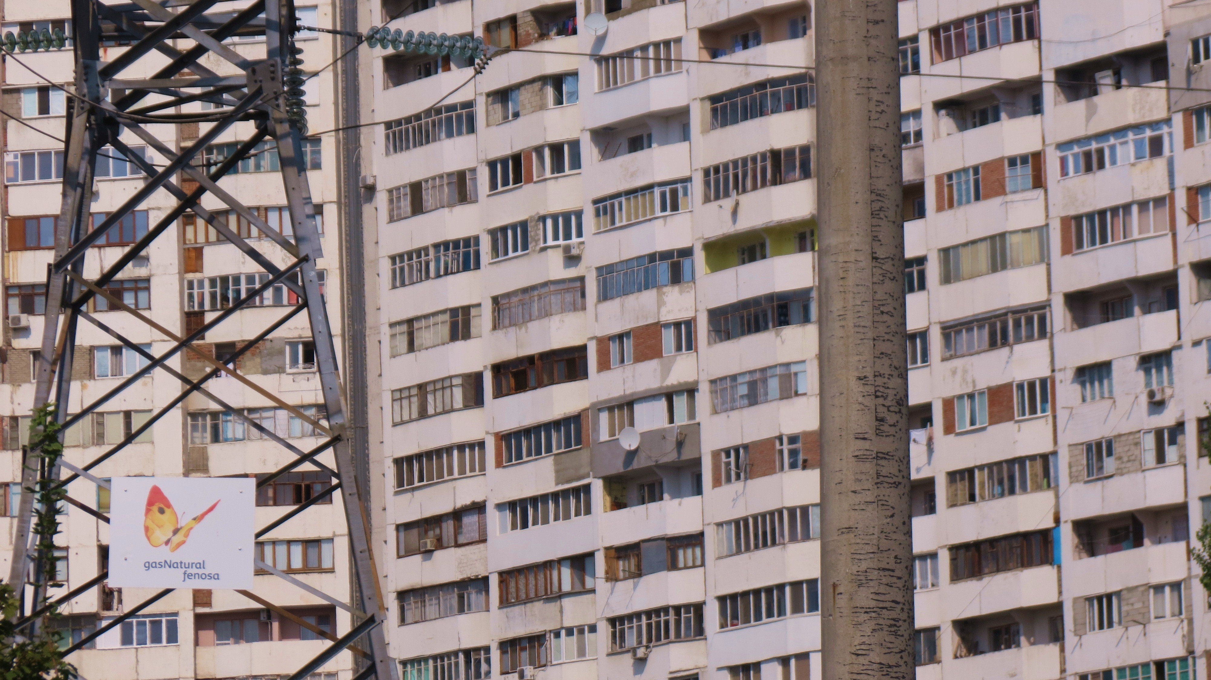 Edifici a les afores de Chisinau amb una torre de Gas Natural