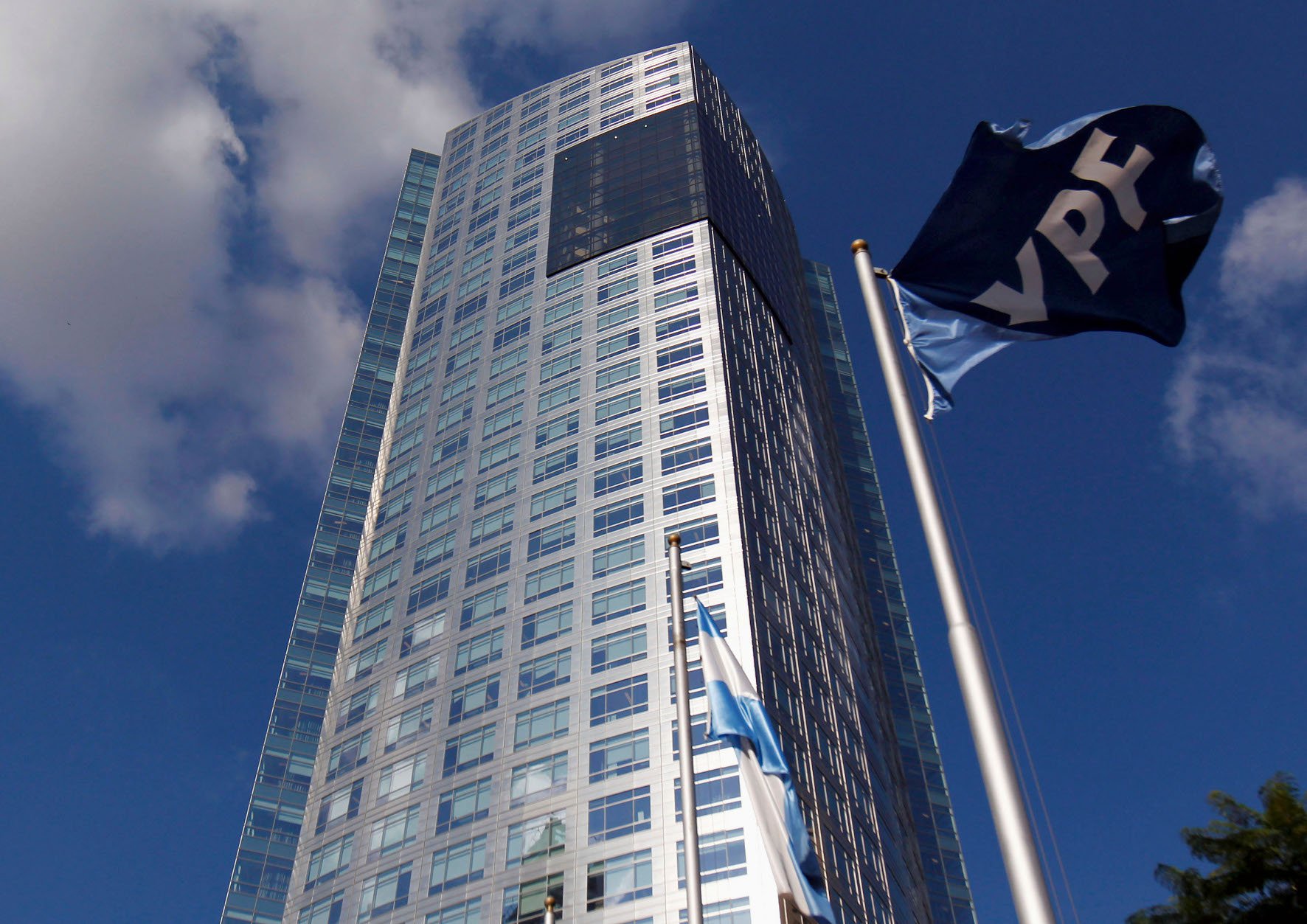 La bandera d'YPF oneja al costat de l'argentina a la seu de la companyia a Buenos Aires