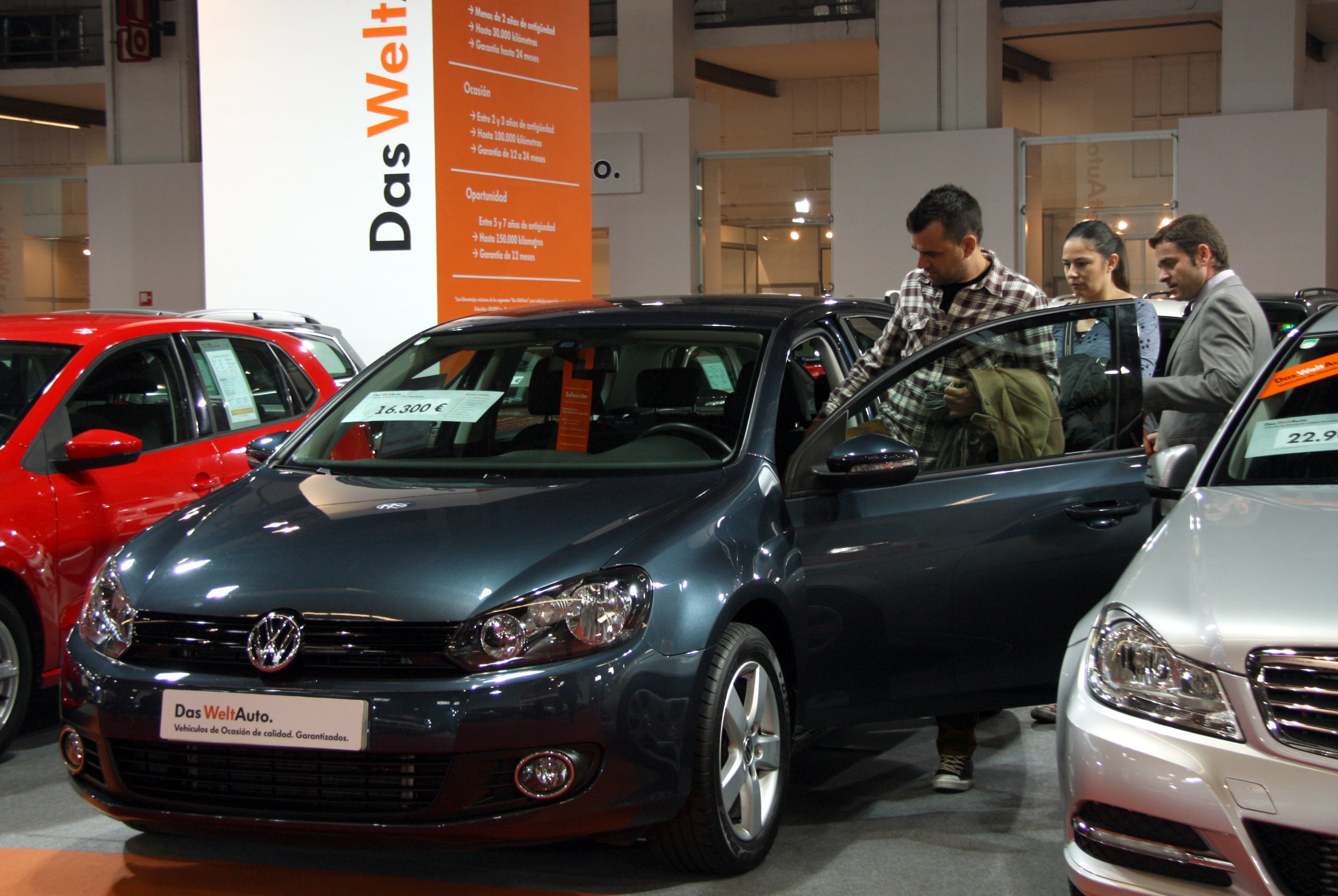 Visitants al Saló de Vehicle d'Ocasió