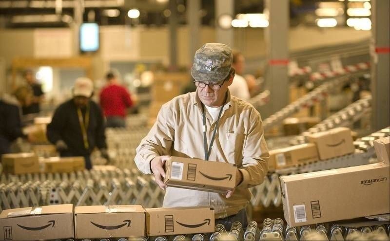 Un treballador d'Amazon en un dels seus magatzems