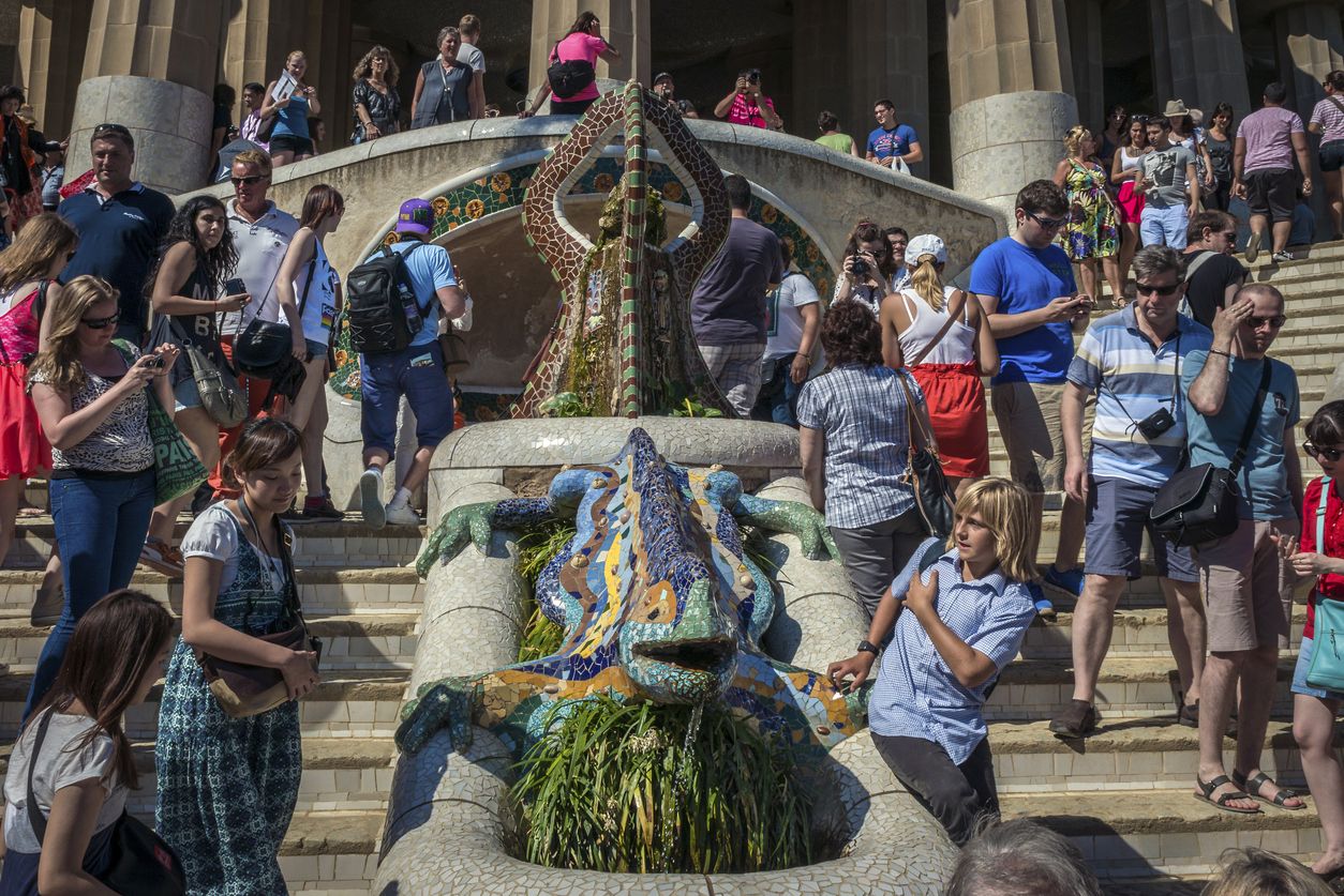 Turistes al Park Güell de Barcelona | iStock