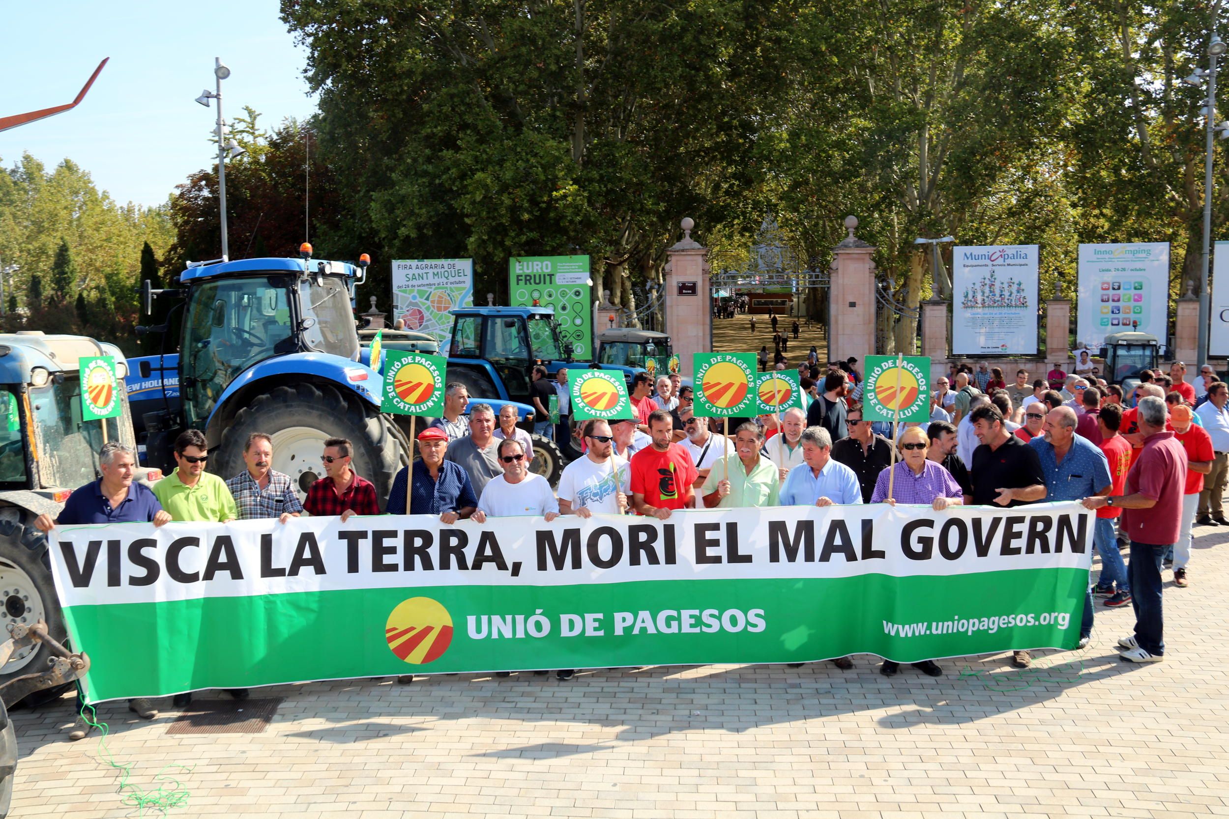 Els representants d'Unió de Pagesos en la concentració de productors de fruita a l'entrada de la Fira de Sant Miquel de Lleida