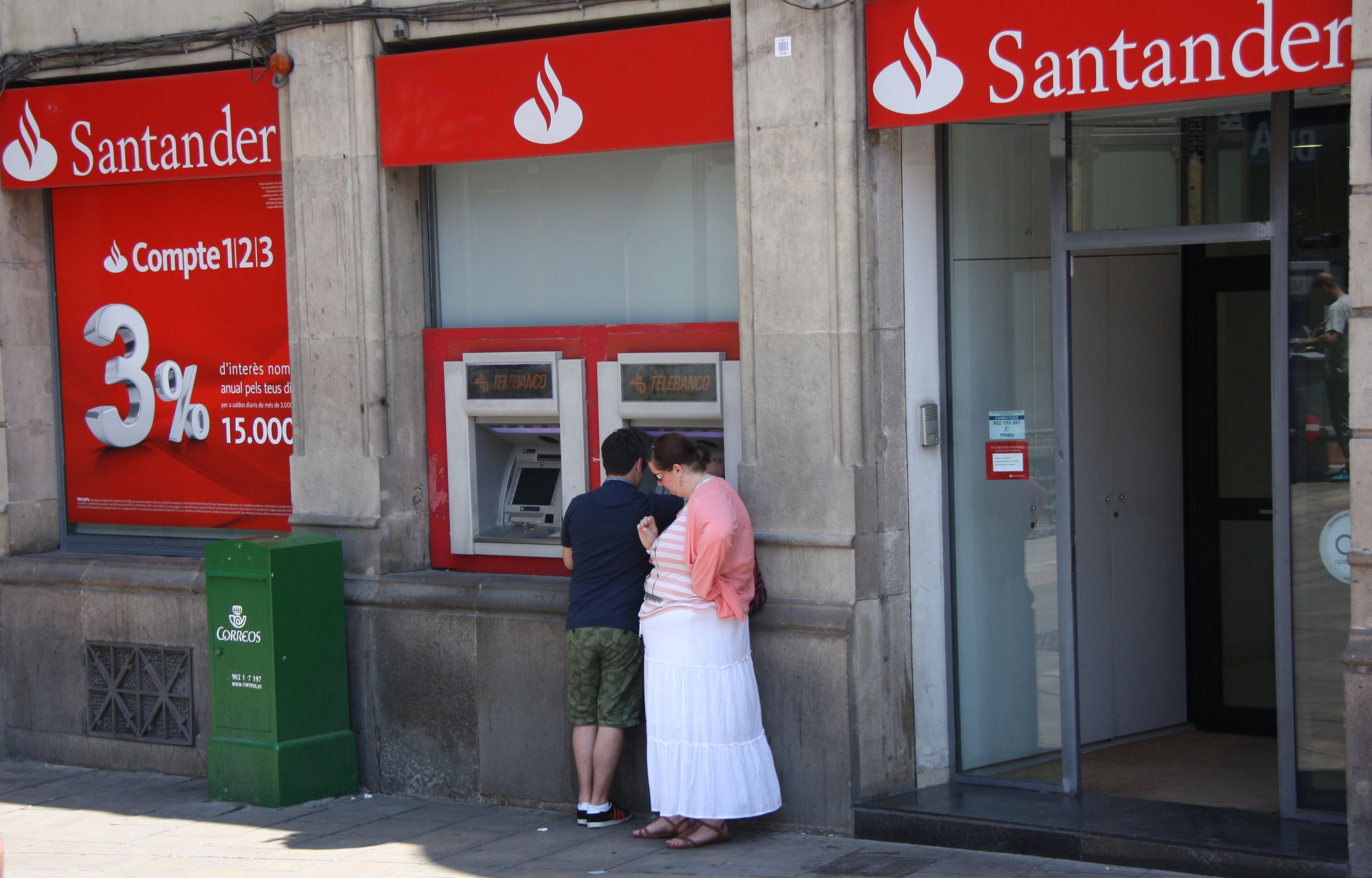 Una oficina del Banc Santander a Barcelona | ACN