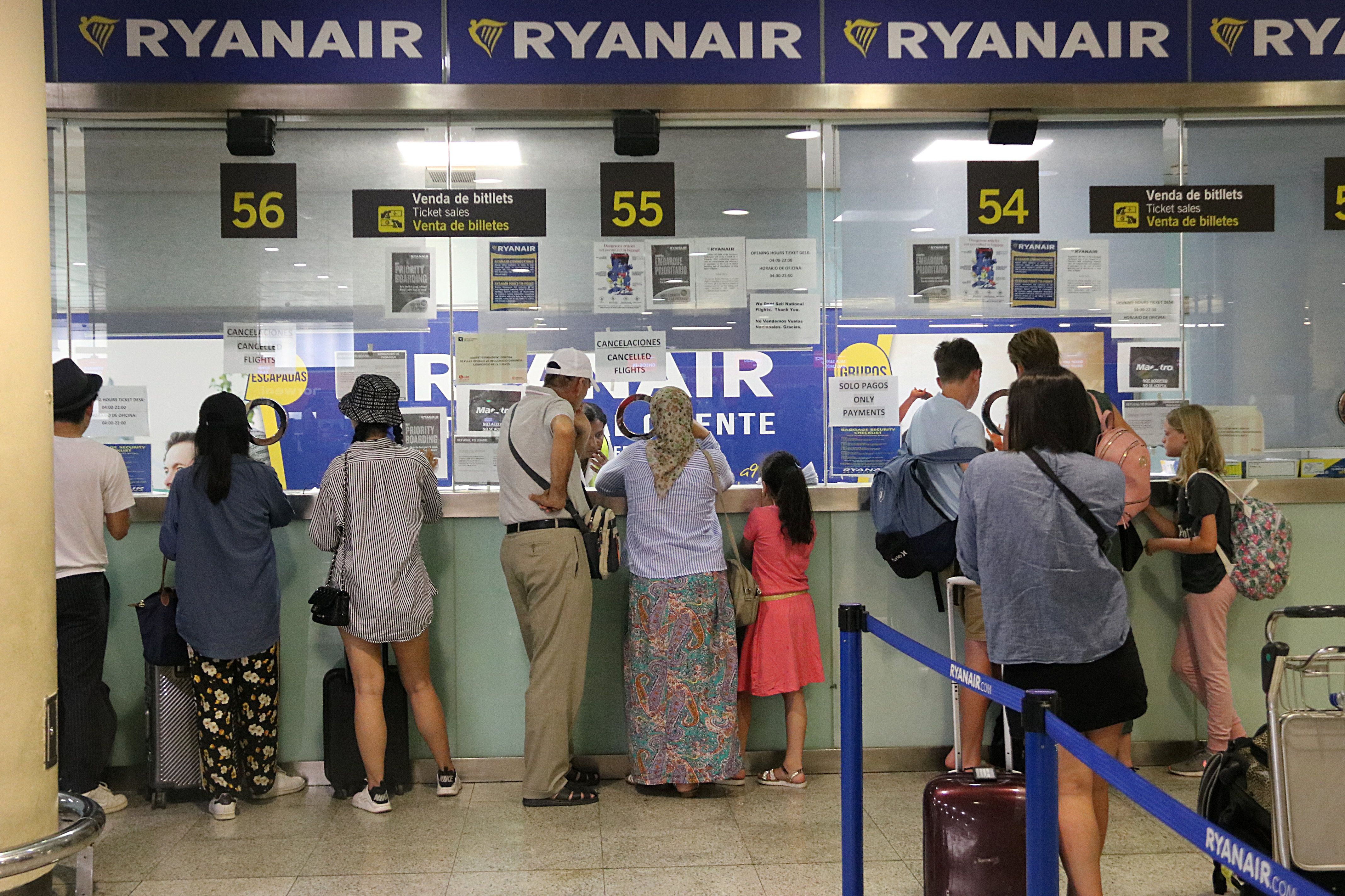 Un punt d'informació de Ryanair a l'aeroport del Prat | ACN