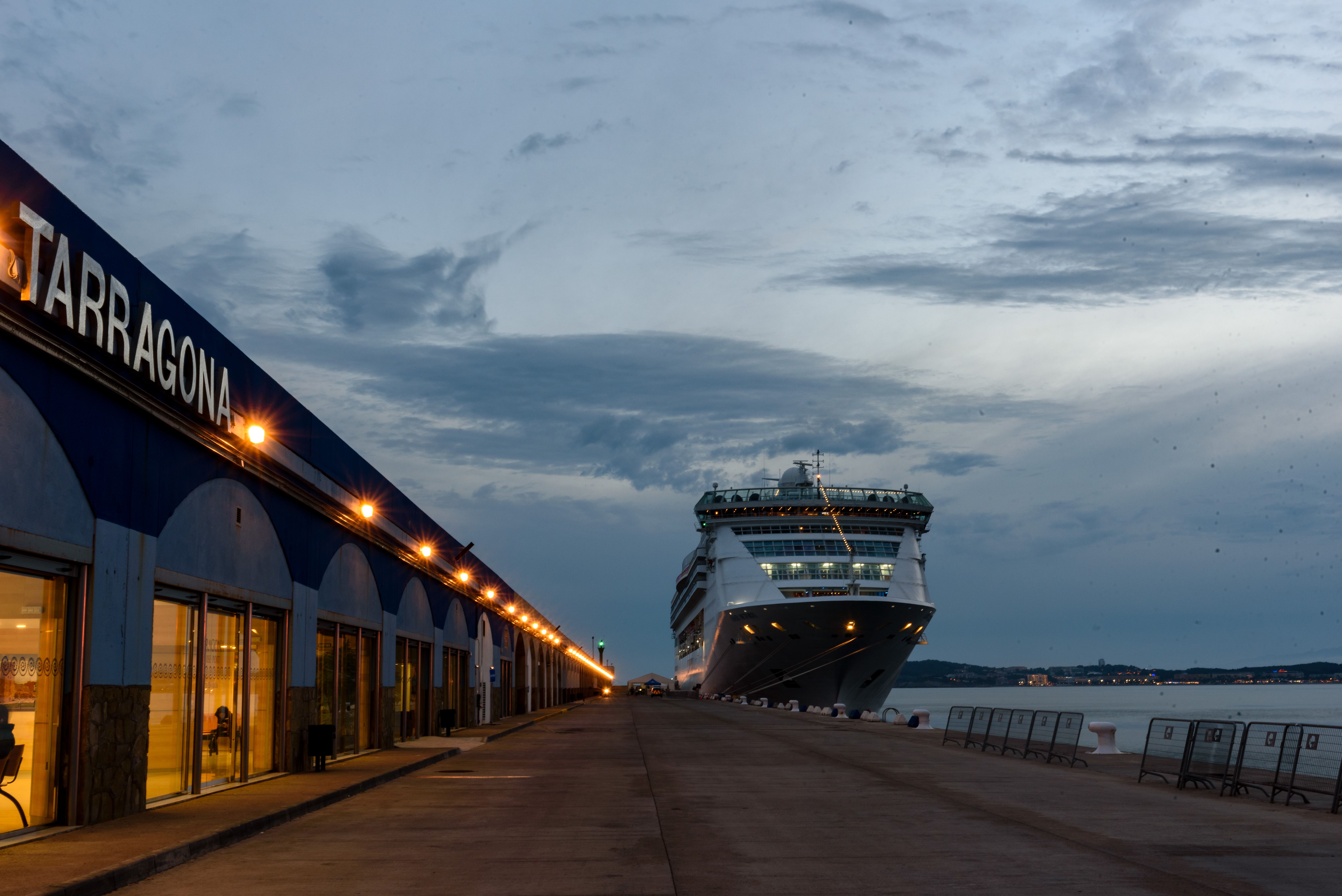 El Costa Victoria, de nit al Port de Tarragona | Cedida