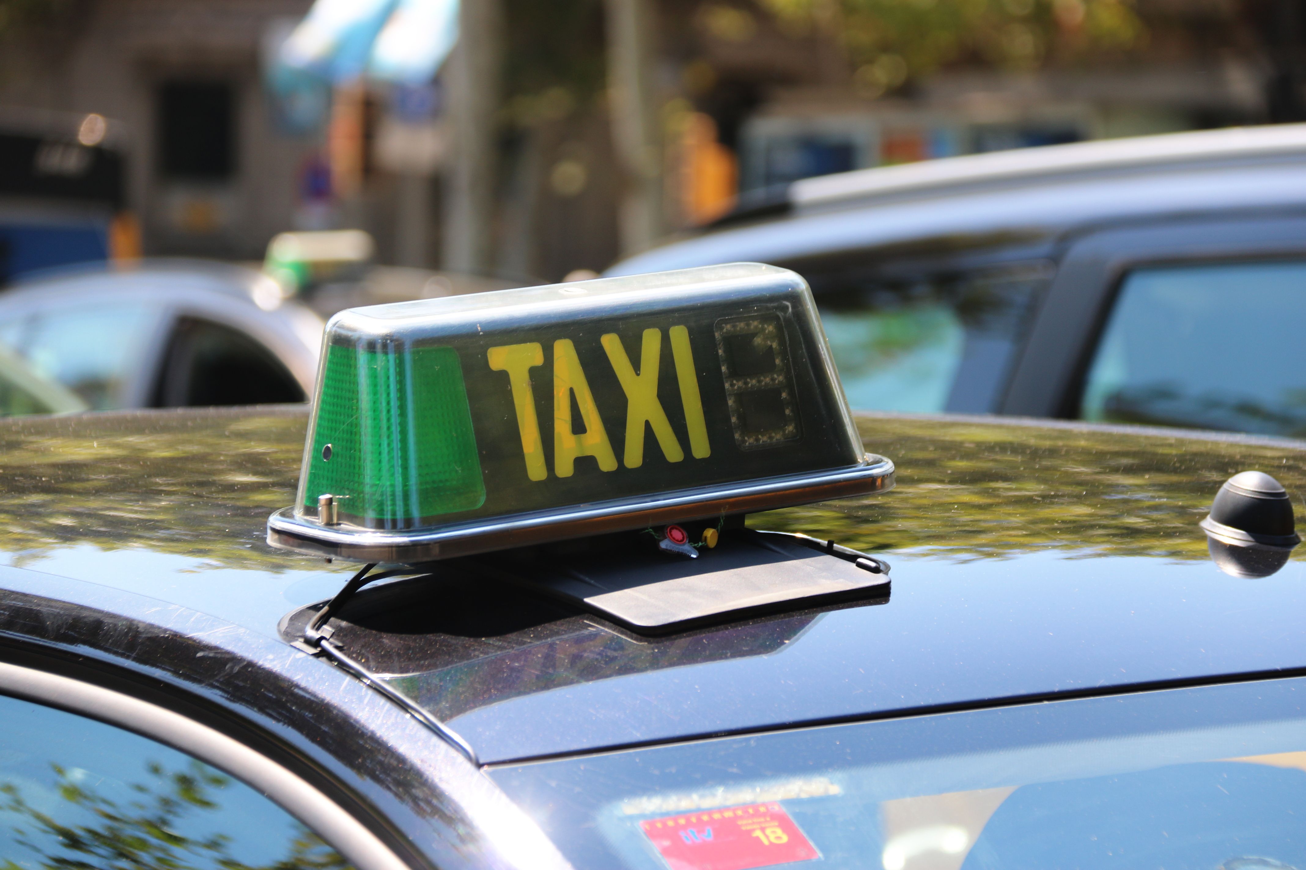 Imatge d'un llum d'un taxi durant la concentració al centre de Barcelona | ACN