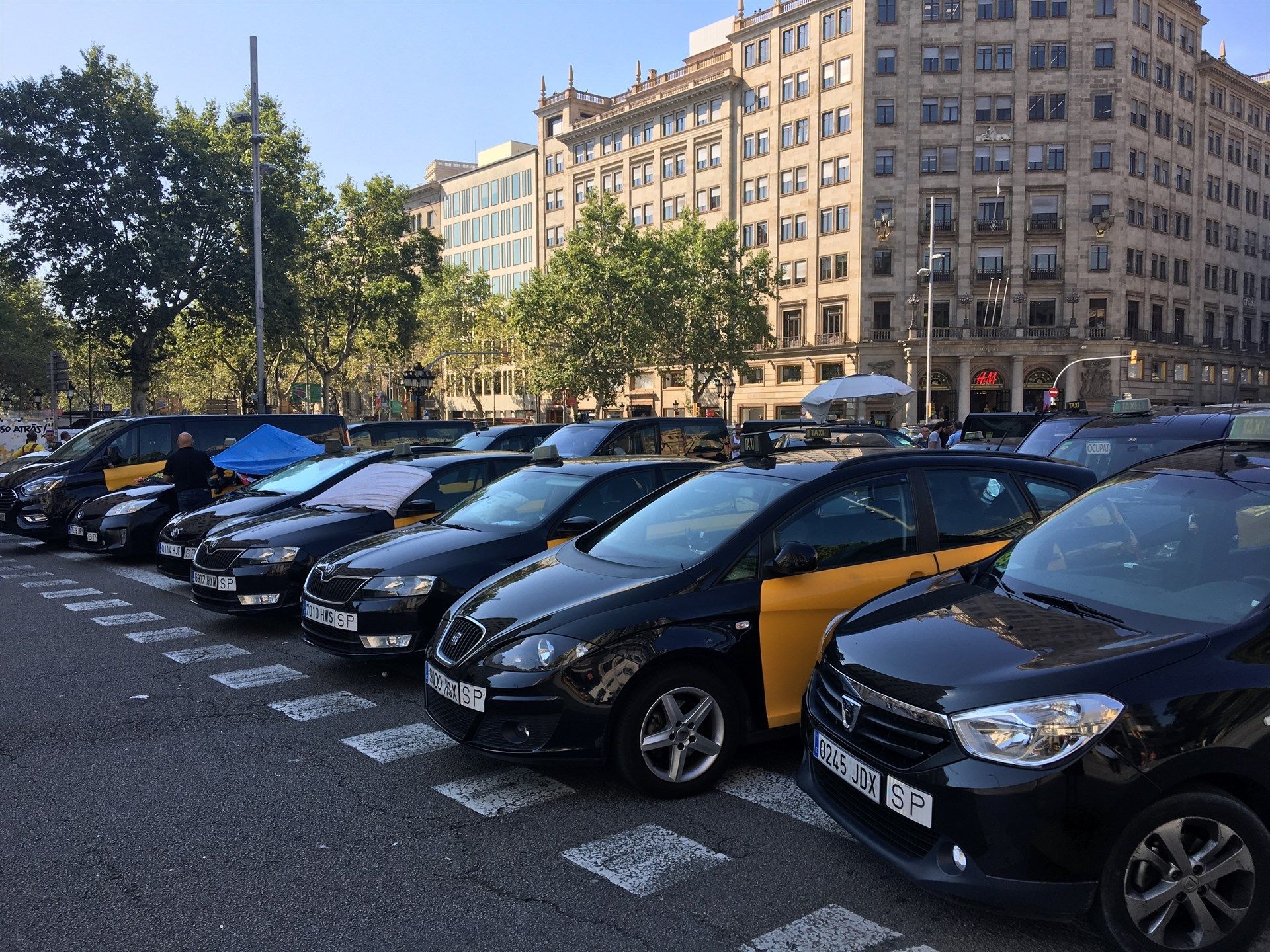 Taxis parats a Gran Via amb el passeig de Gràcia en la darrera vaga | EP