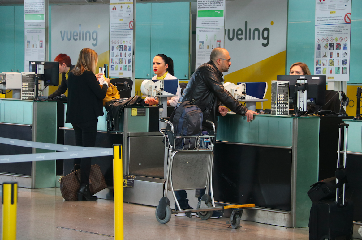 Viatgers facturen el seu equipatge en els mostradors de Vueling | ACN