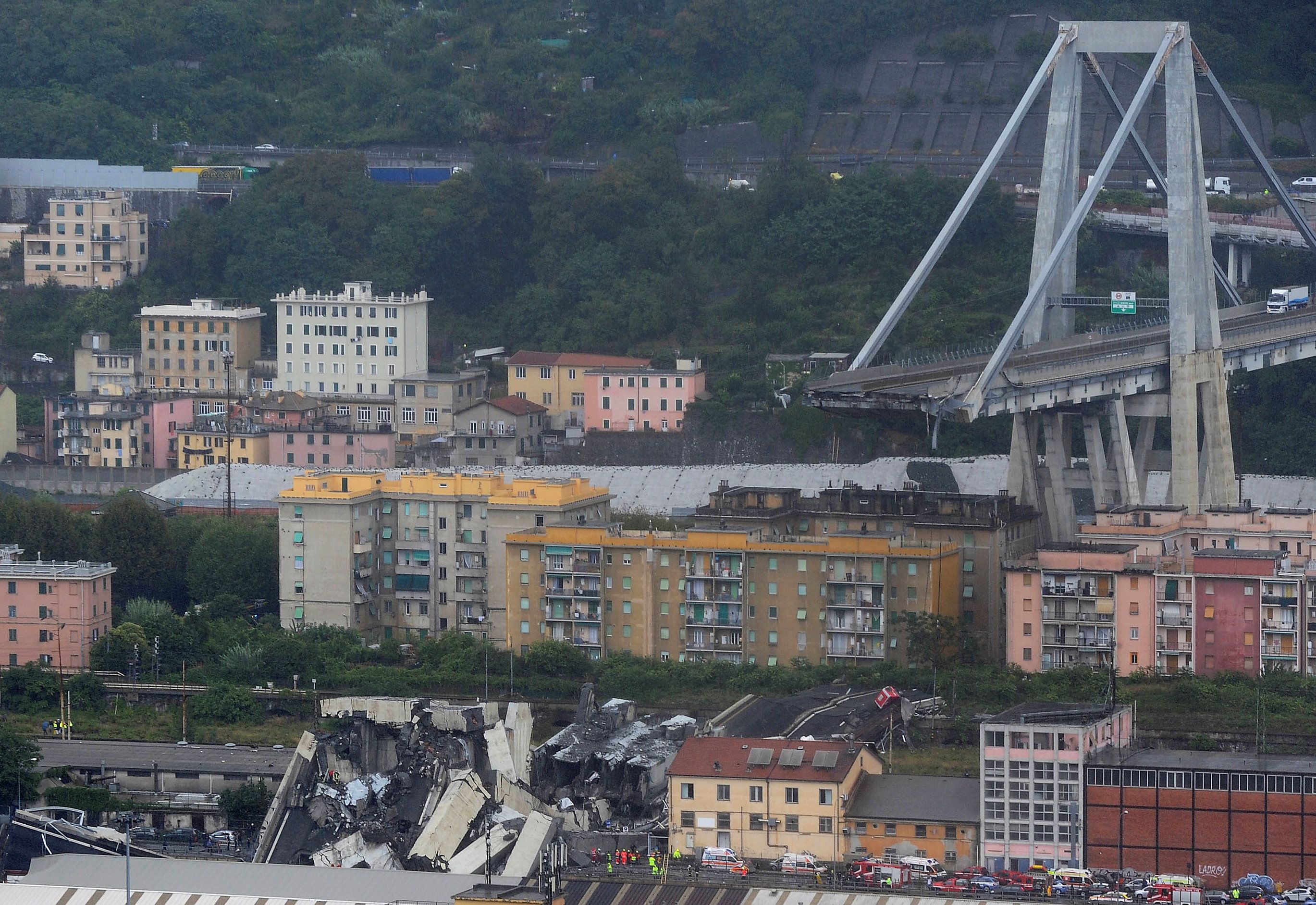 Imatge del viaducte esfondrat a Gènova, a Itàlia, aquest 14 d'agost del 2018 | ACN