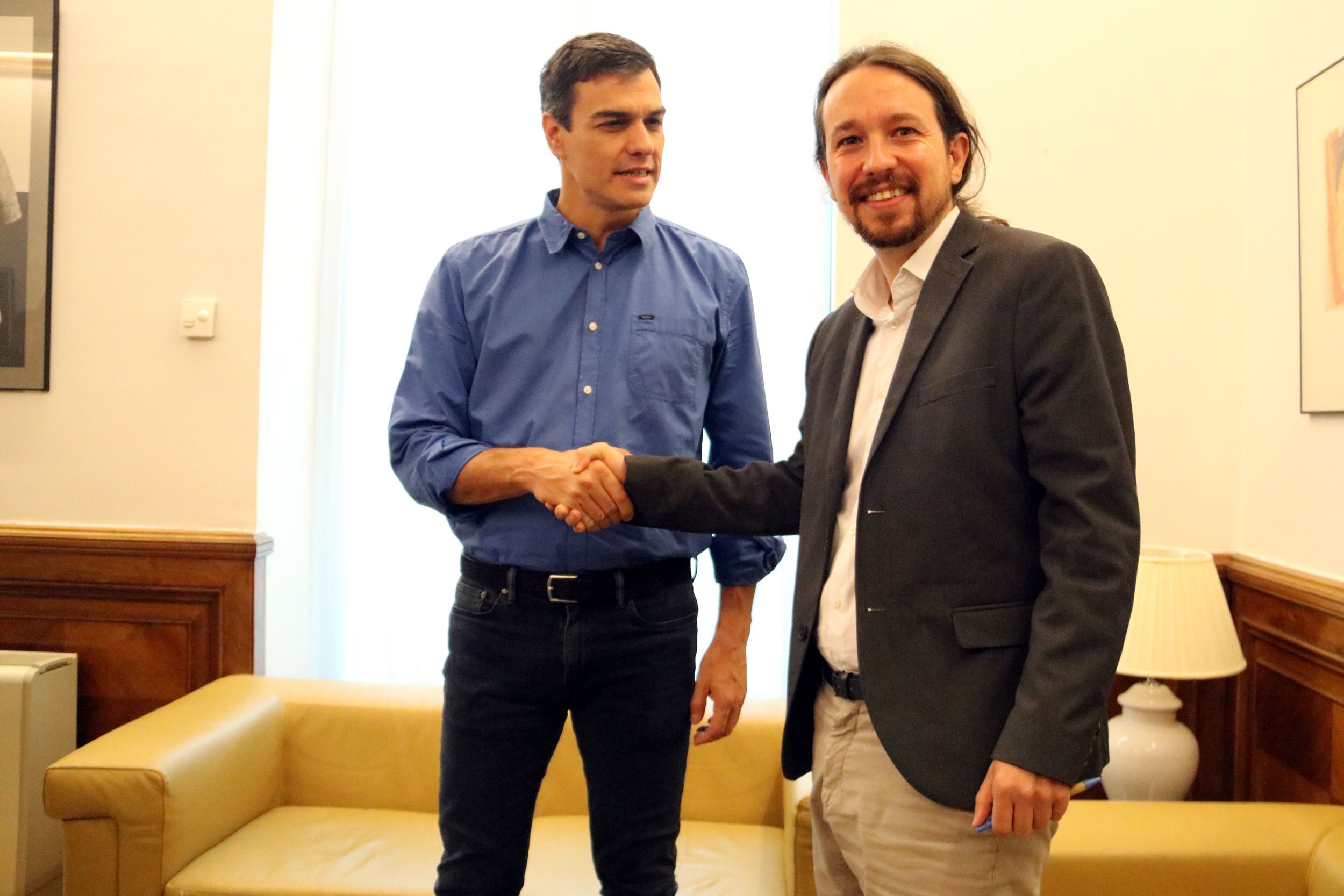 Sánchez i Iglesias donant se la mà al principi de la reunió, el 27 de juny de 2017 | ACN