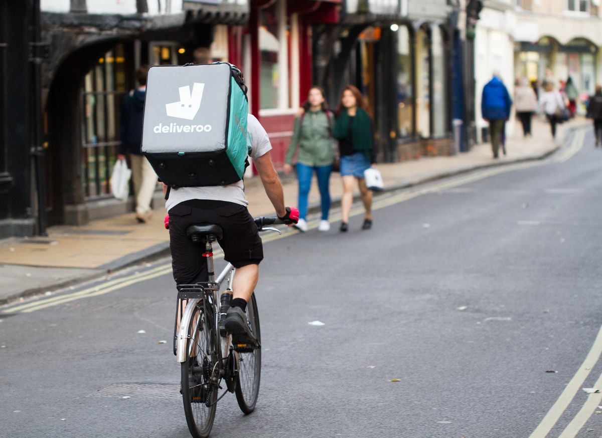 Un repartidor de Deliveroo