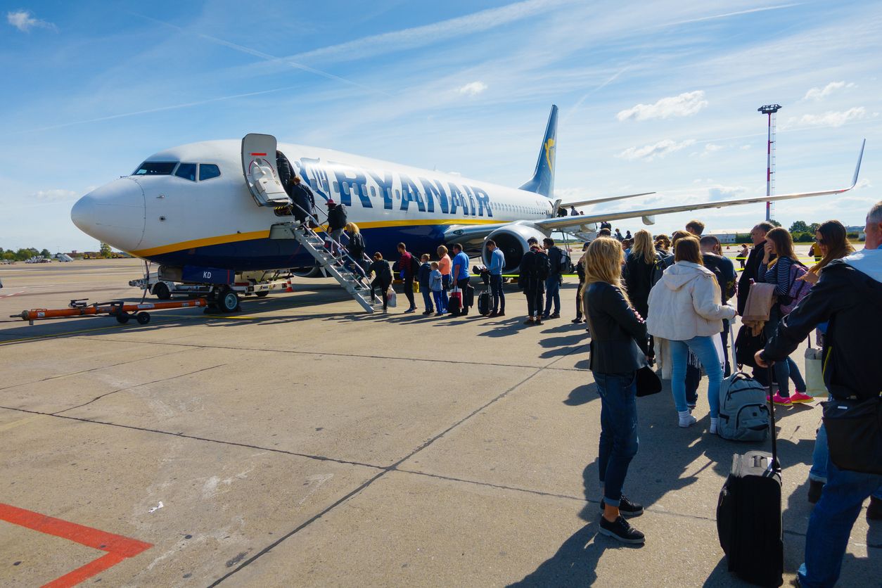 Un grup de passatgers puja abord d'un avió de Ryanair | iStock