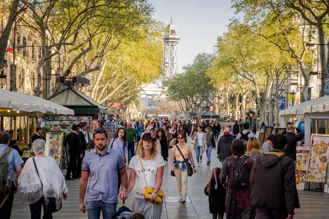 Desenes de turistes passegen per Les Rambles de Barcelona