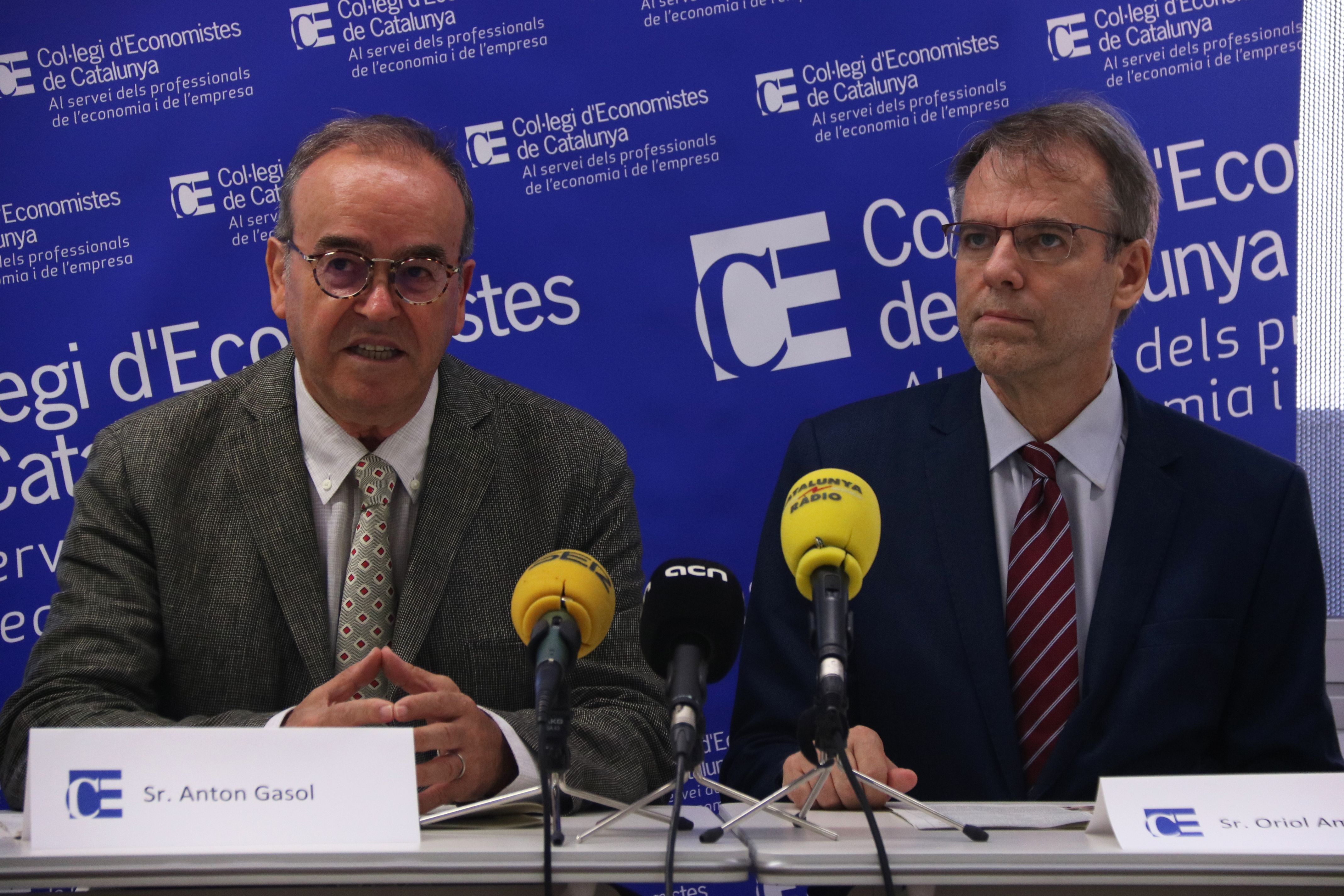 El degà del Col·legi d'Economistes, Anton Gasol, i el vicedegà, Oriol Amat, a la presentació de la nova junta de govern