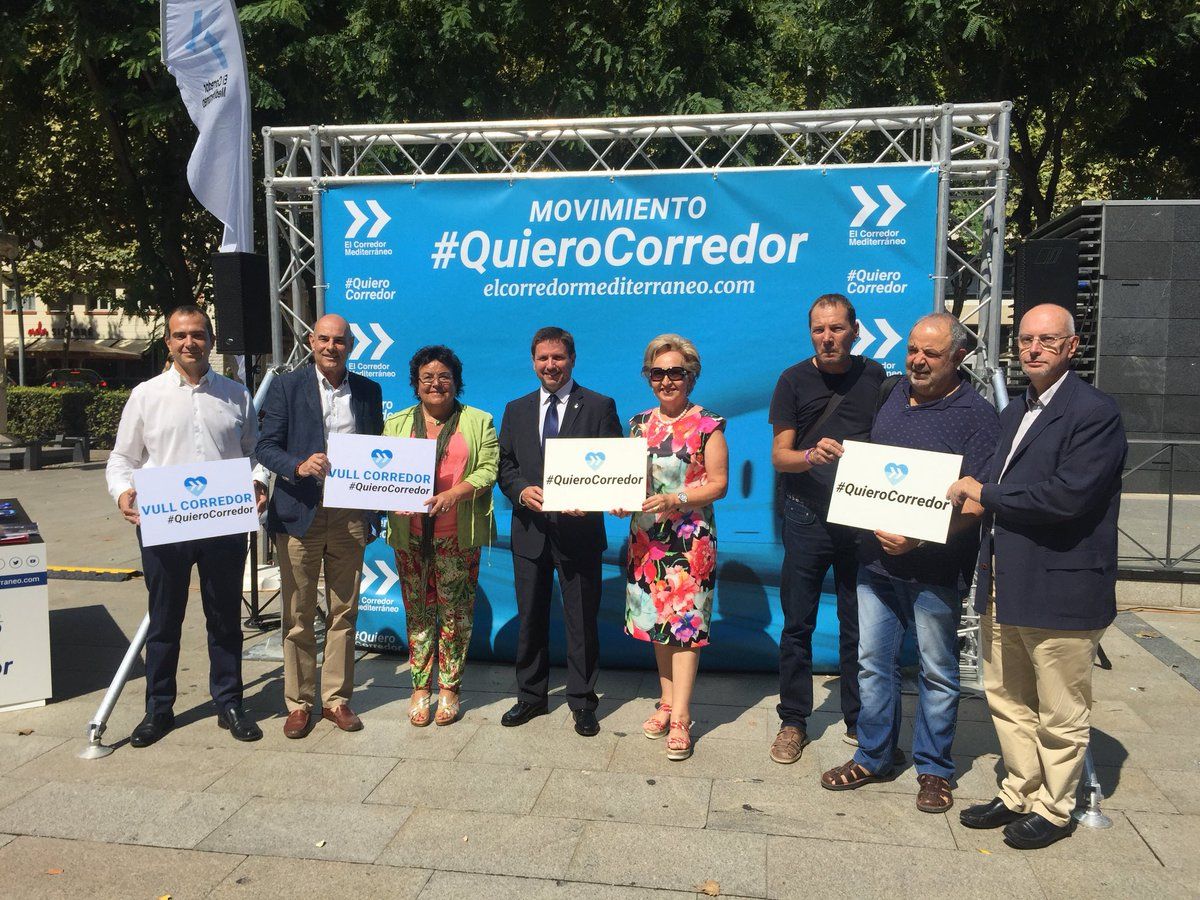 Els participants en les taules del moviment #QuieroCorredor a Reus