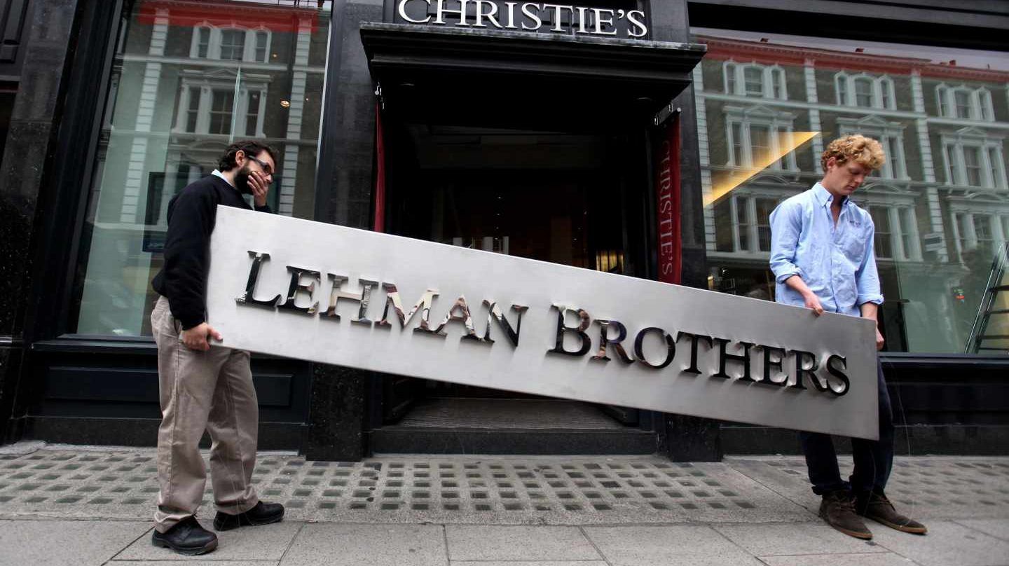 Una dècada després de la caiguda de Lehman Brothers l'economia tira endavant sense haver resolt els problemes anteriors