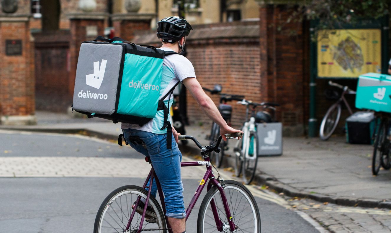 Els repartidors de Deliveroo han estat acusats de ser falsos autònoms