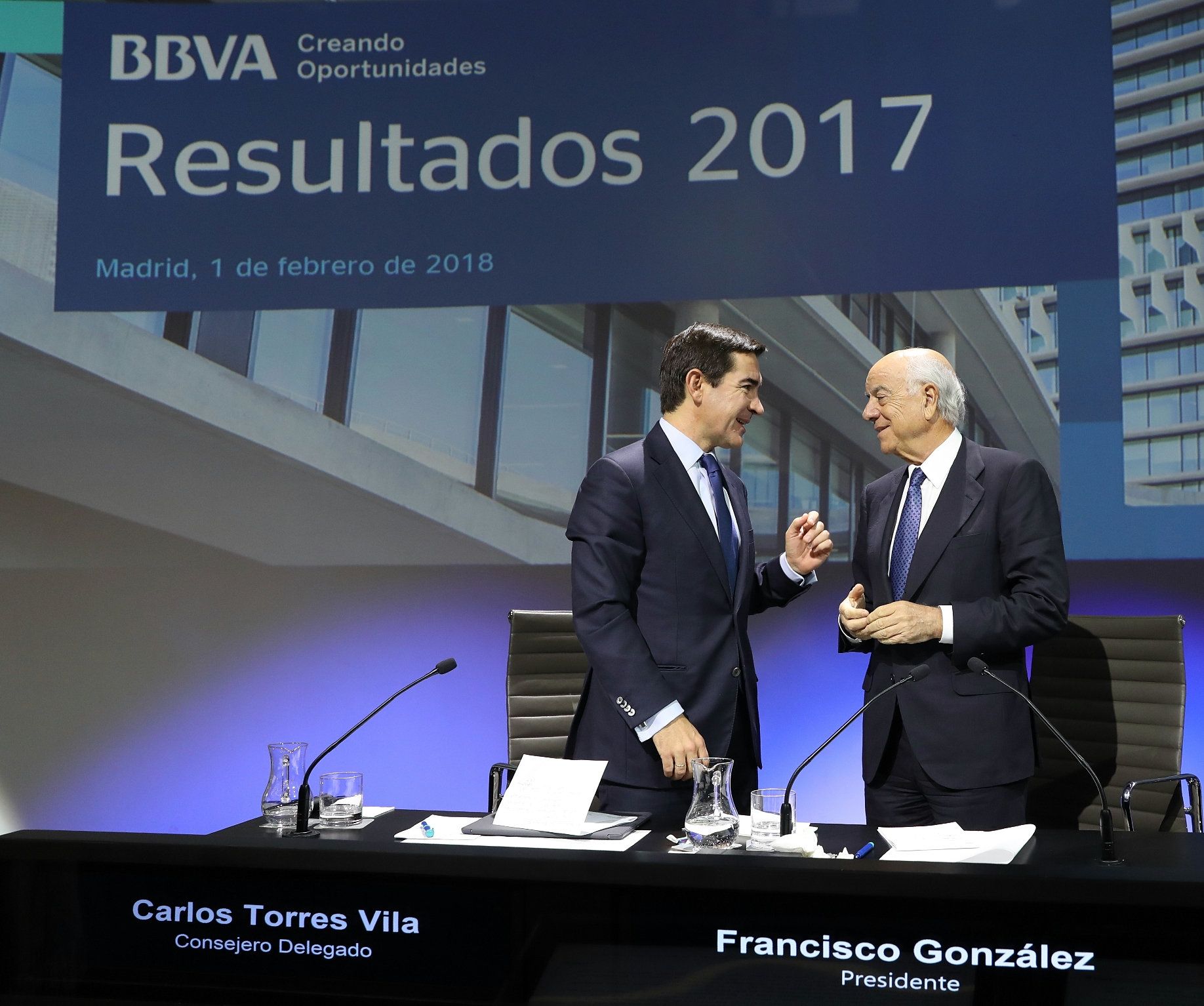 El president del BBVA i el conseller delegat conversen en la roda de premsa posterior de la presentació dels resultats del 2017