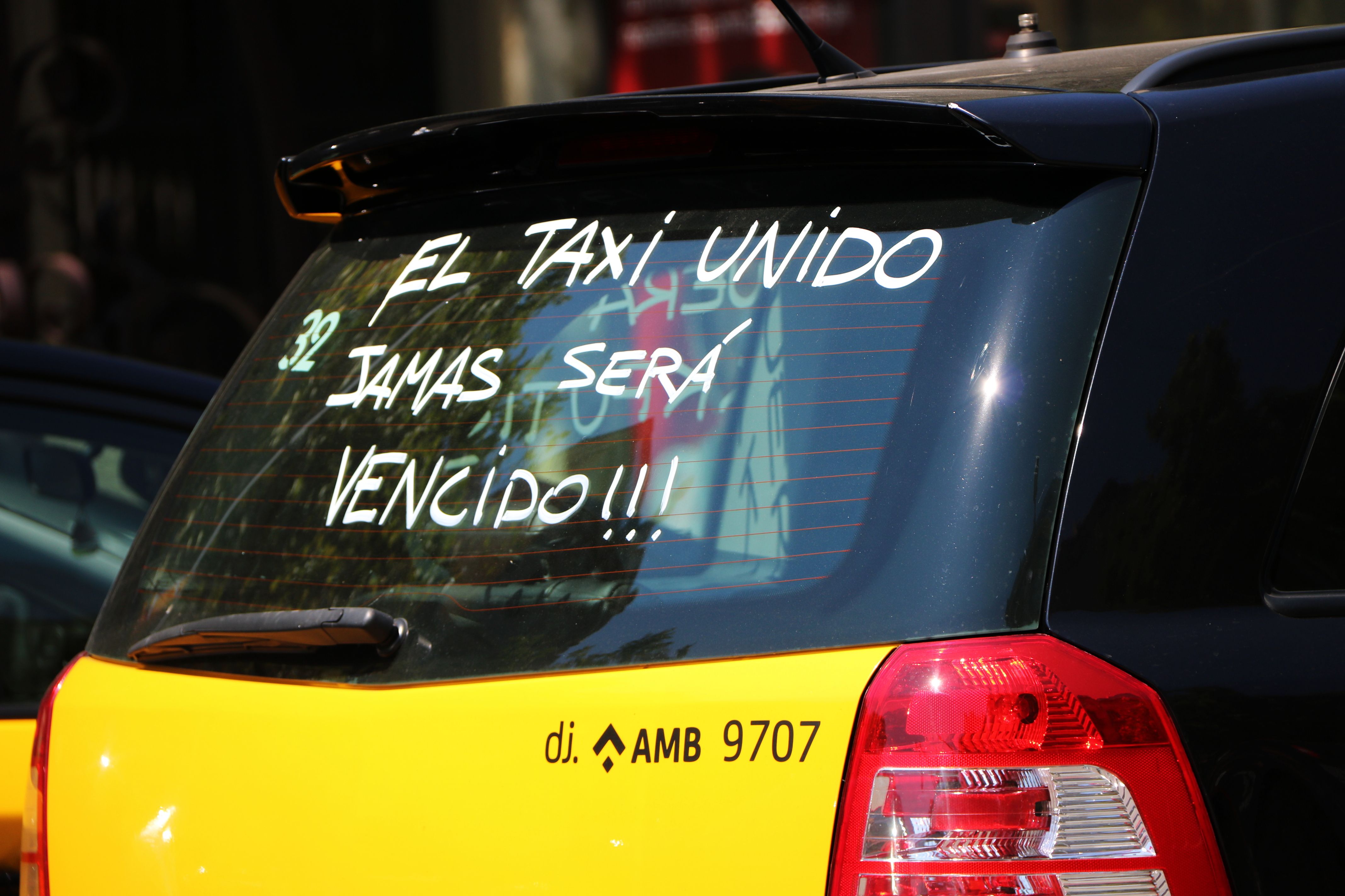 Una pintada amb el lema 'El taxi unido jamás será vencido" |  ACN