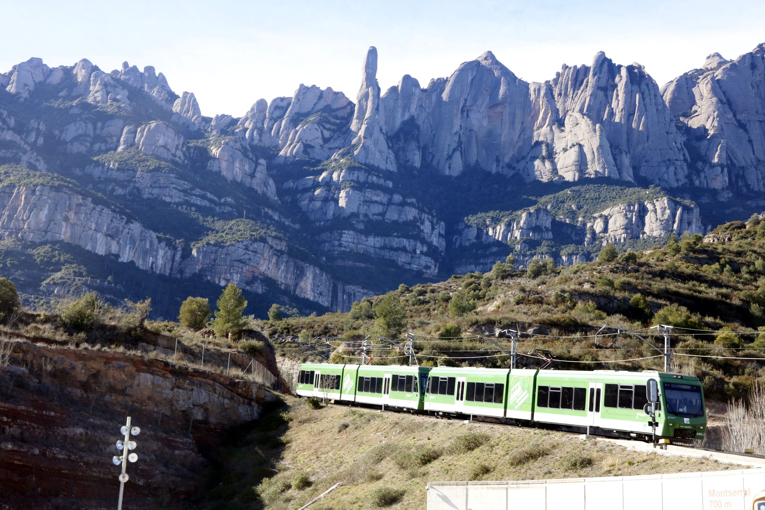 El cremallera amb les muntanyes de Montserrat al fons