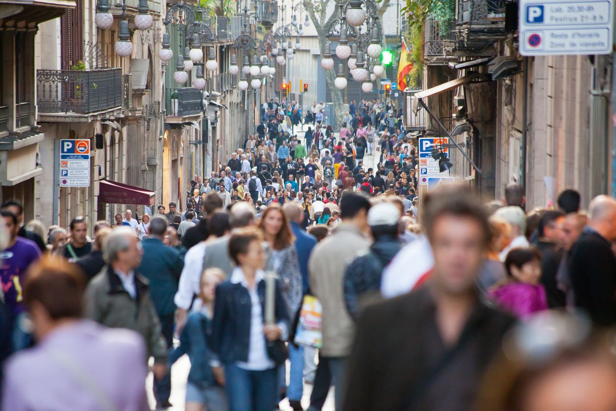 El carrer de Ferran de Barcelona ple de vianants i botigues