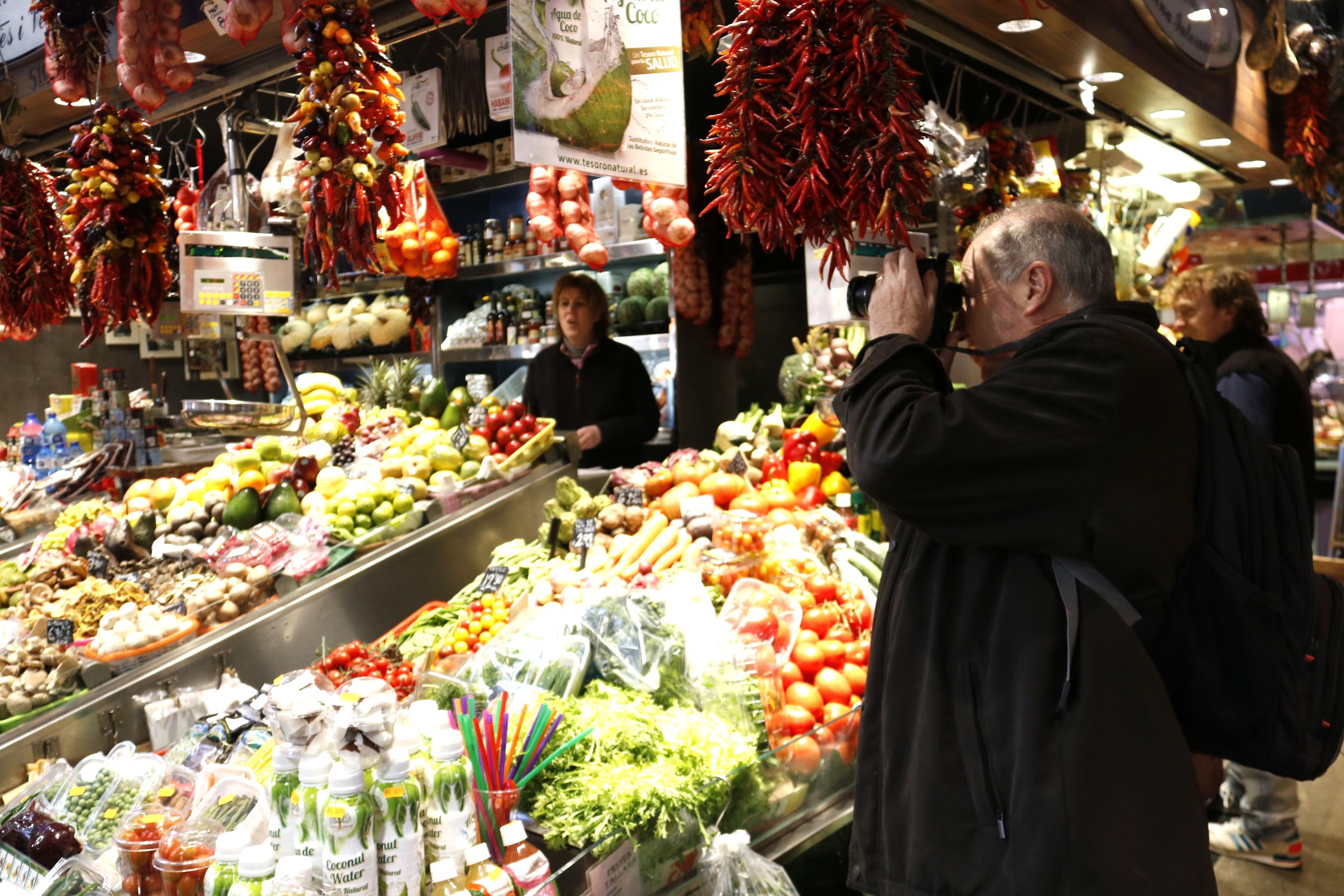 Un turista fa una fotografia a una parada del mercat de la Boqueria | ACN