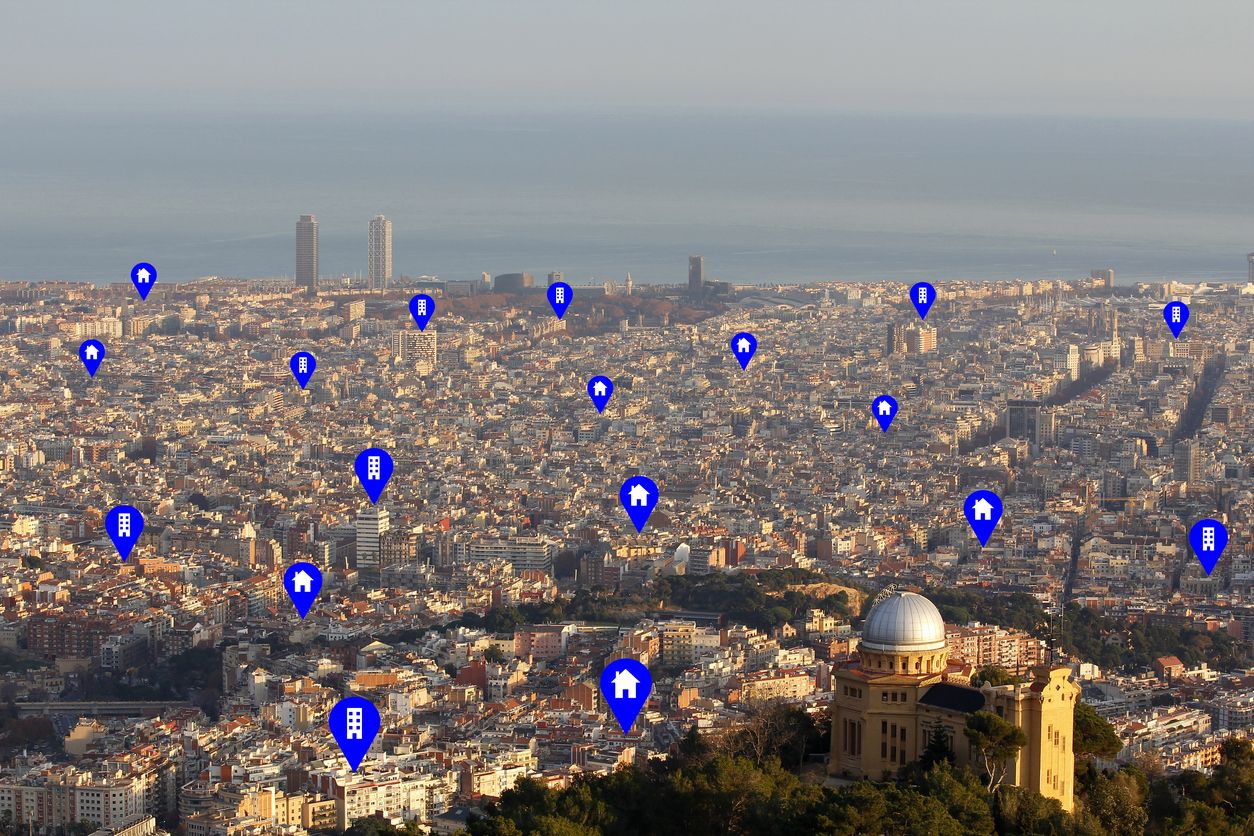 Panoràmica de Barcelona amb etiquetes on podem trobar immobles en venda | iStock