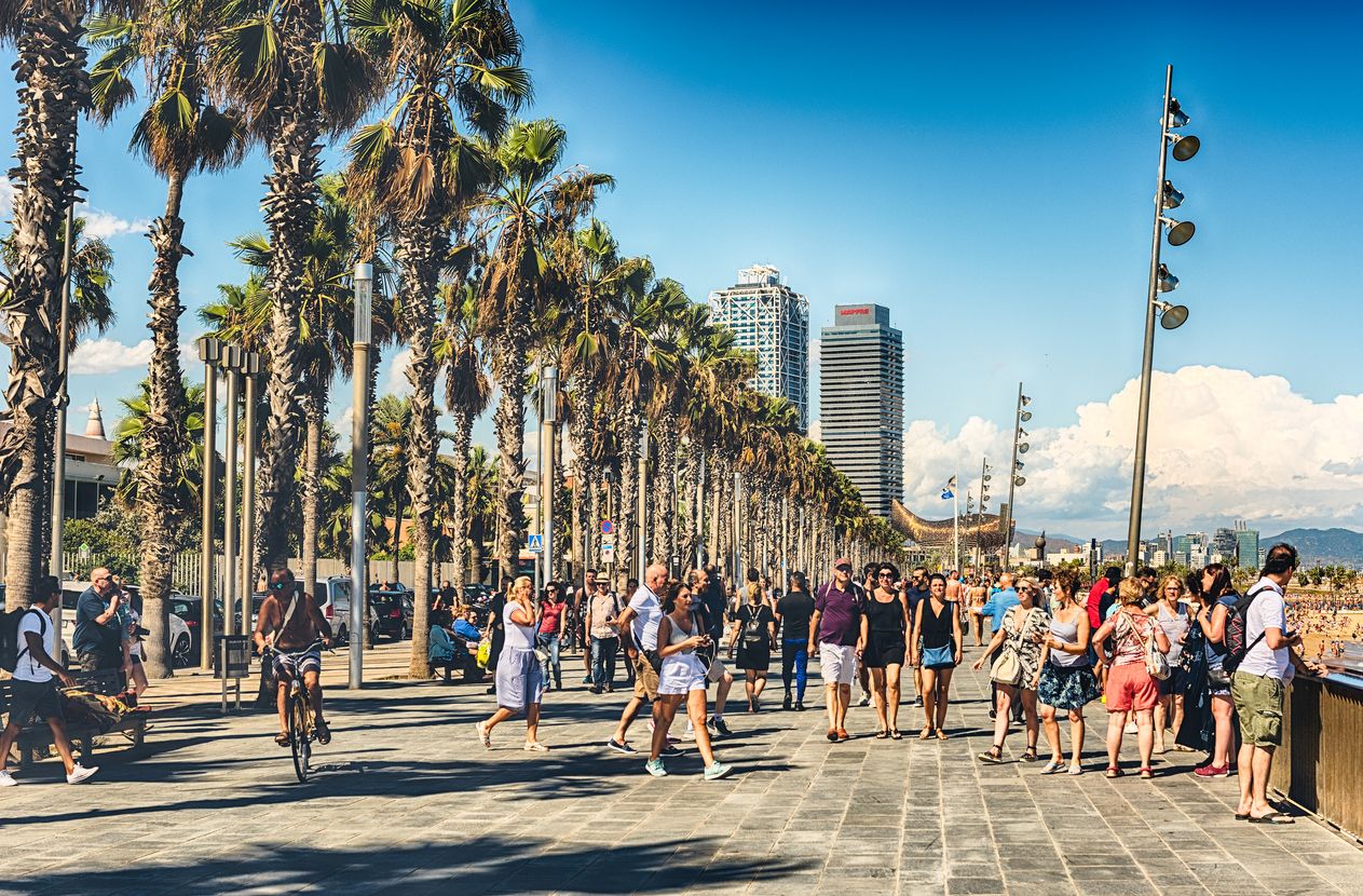 Els turistes passegen per la Barceloneta | iStock