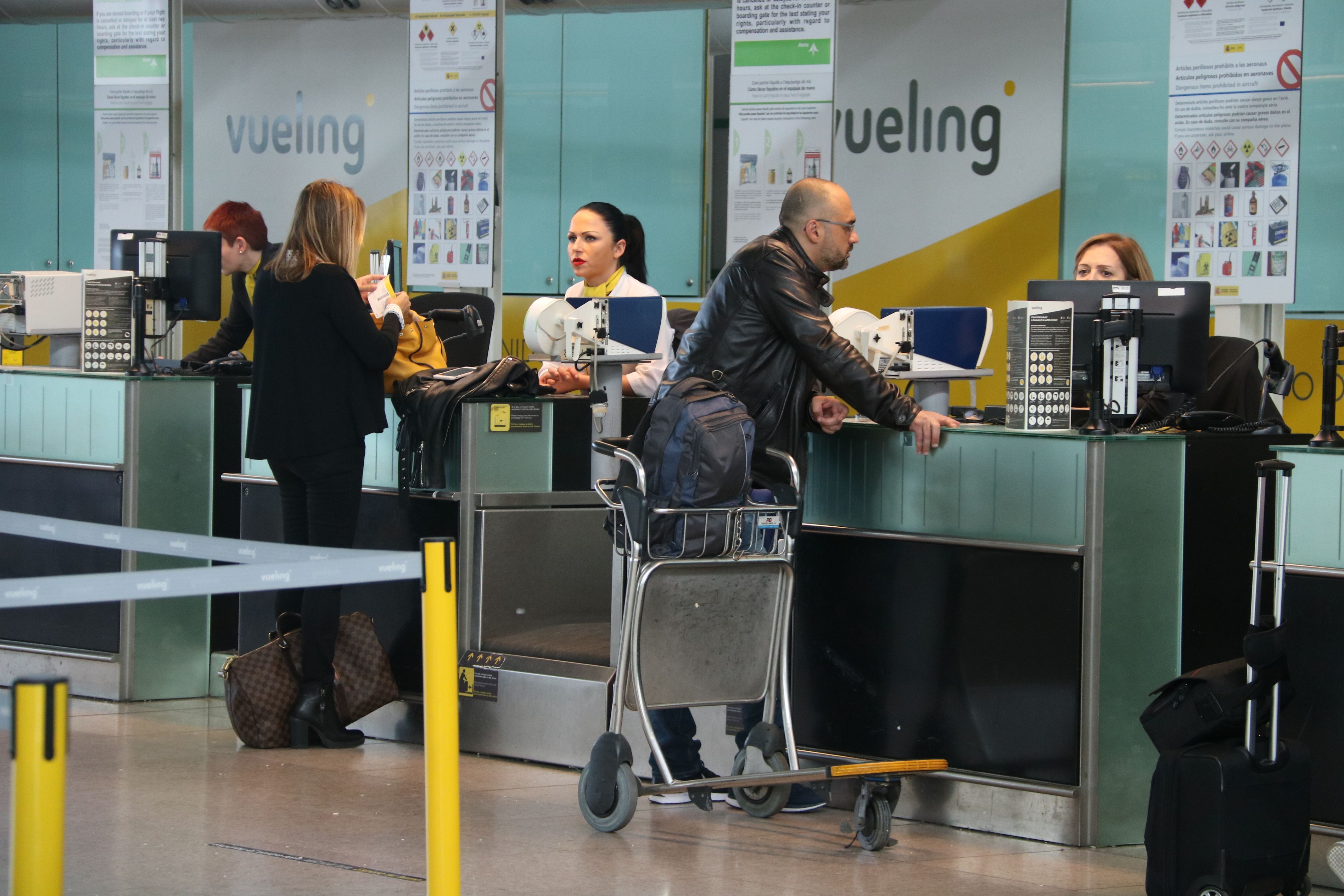 Passatgers de Vueling facturant el seu equipatge | ACN