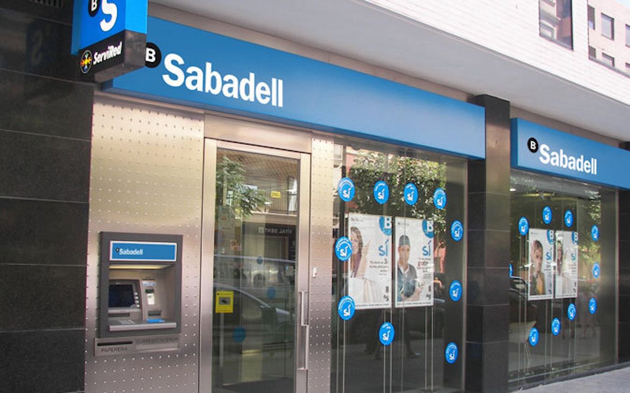 Una oficina amb la nova imatge del Banc Sabadell | Cedida