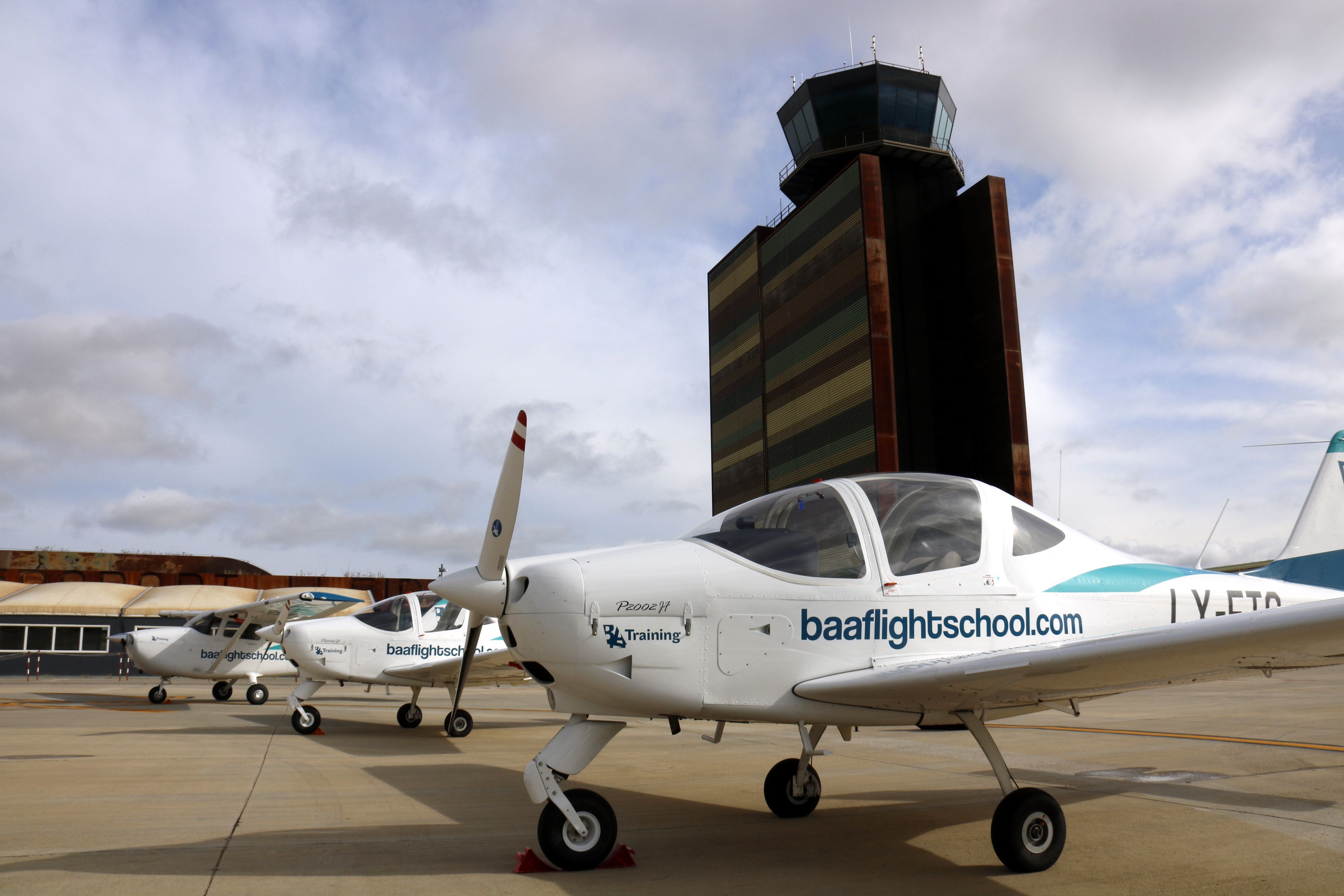 La flota d'avions de BAA Training al davant de la torre de control de l'aeroport de Lleida-Alguaire | ACN