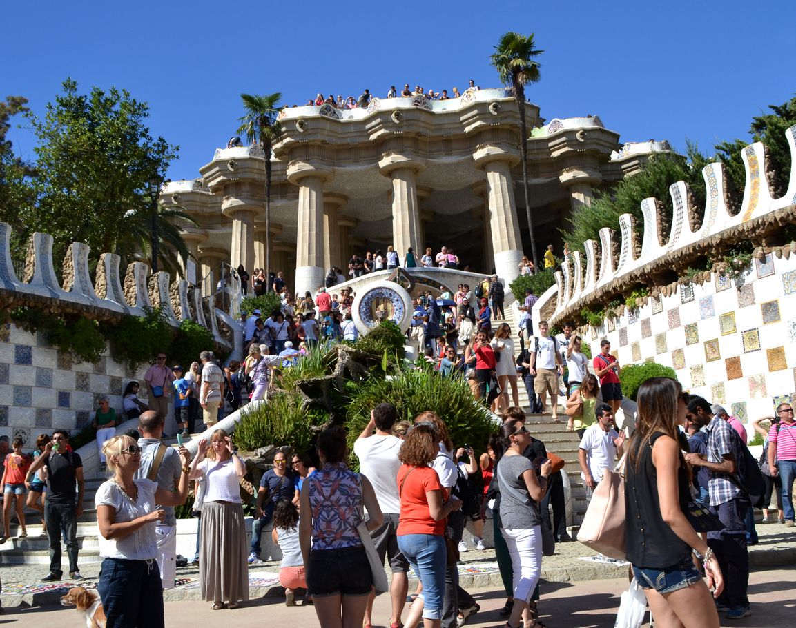 Els turistes visiten el Parc Güell de Barcelona | iStock