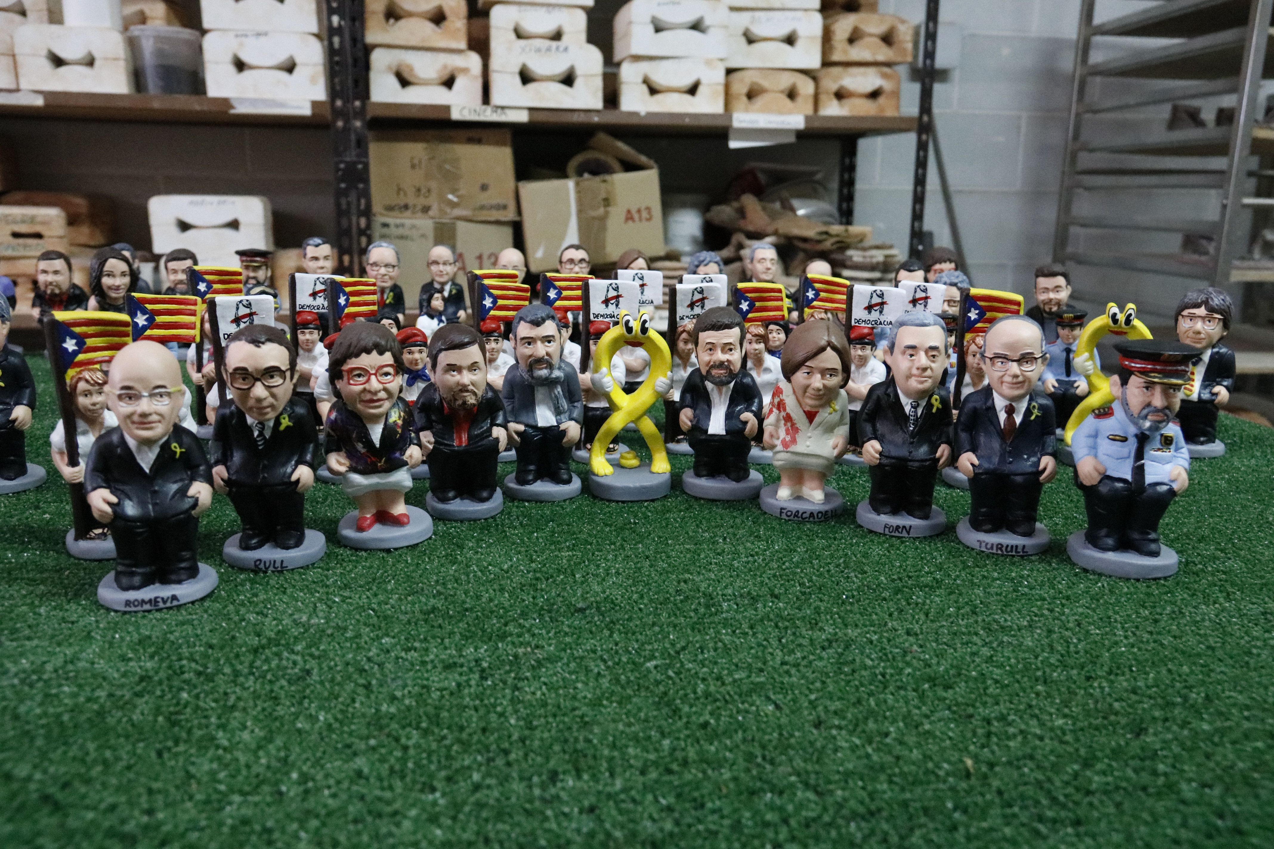 Pla general dels nous caganers de Caganer.com amb el llaç groc al mig i els empresonats als costats | ACN