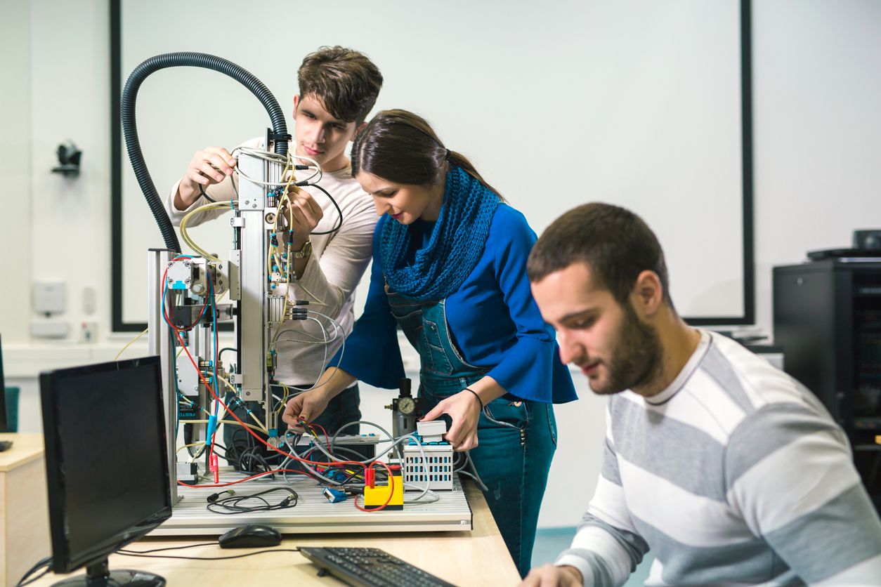 Estudiants d'FP de robòtica | iStock