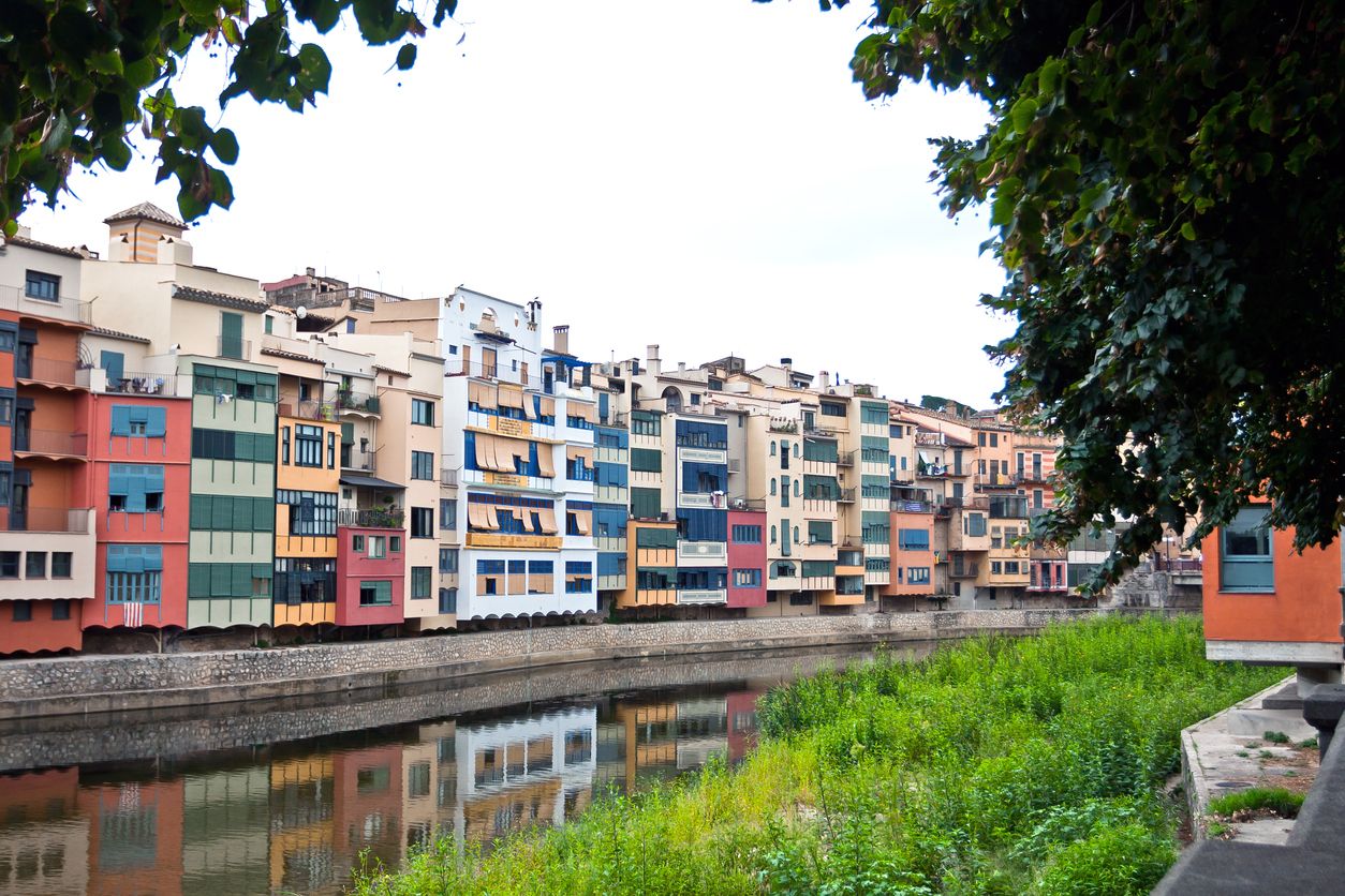 Habitatges a tocar del riu a Girona | iStock