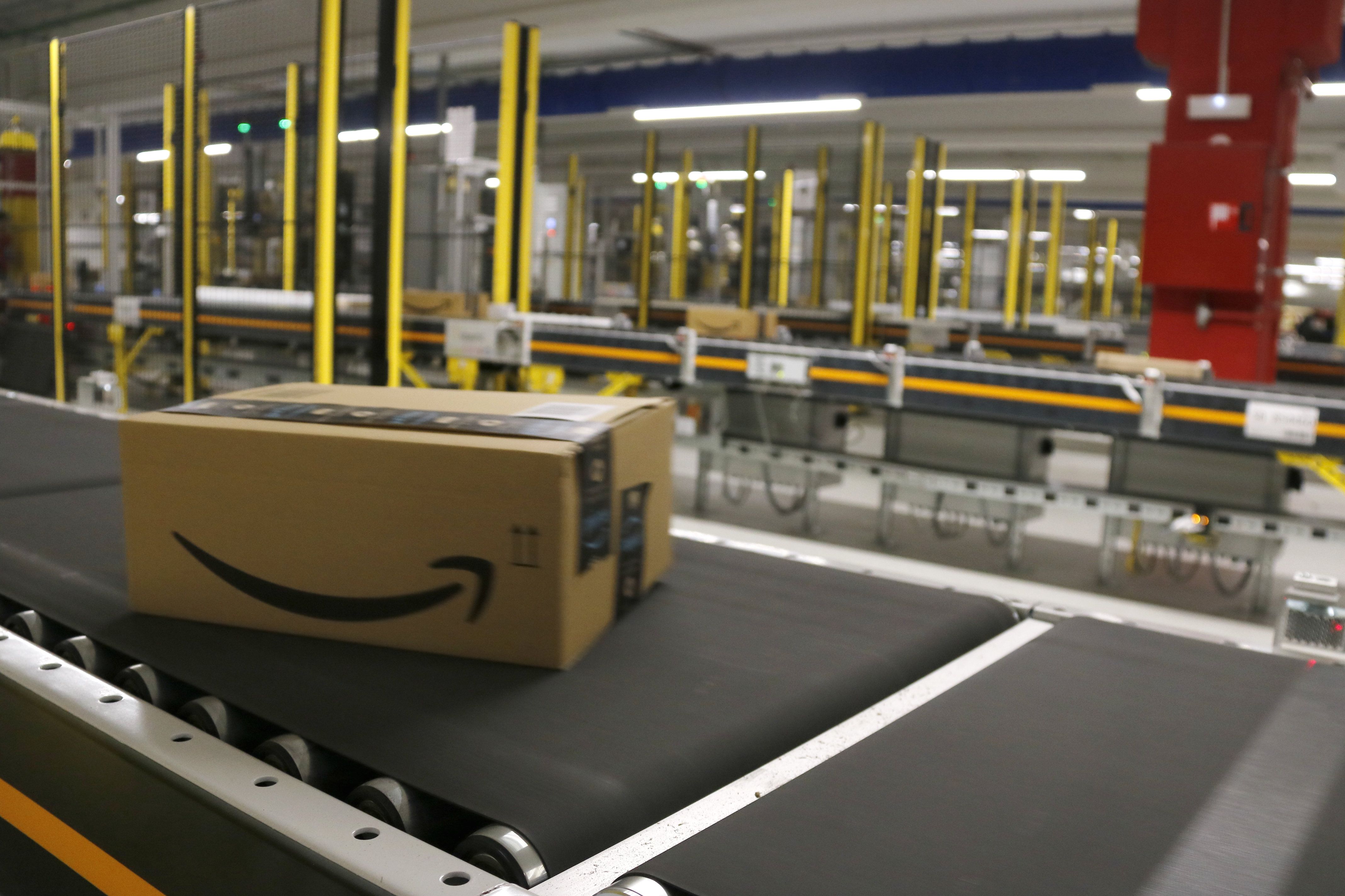 Un paquet d'Amazon viatge per les cintes del centre logístic del Prat | ACN