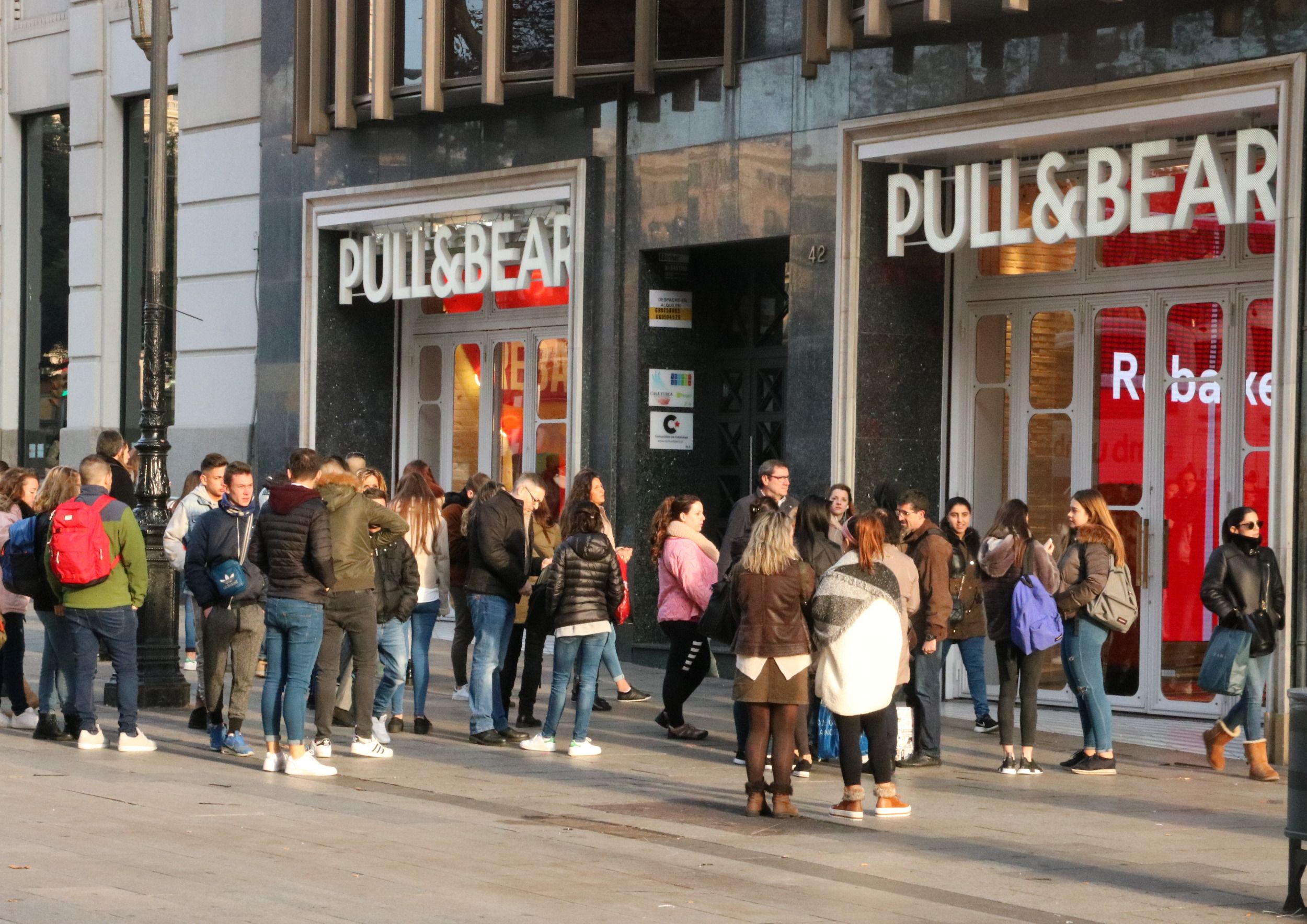 El carrer del Portal de l'Àngel és un dels eixos comercials més importants de Barcelona