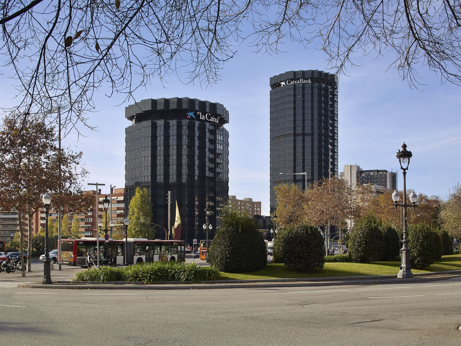 DdR CaixaBank: La historia de las torres negras, sede central de