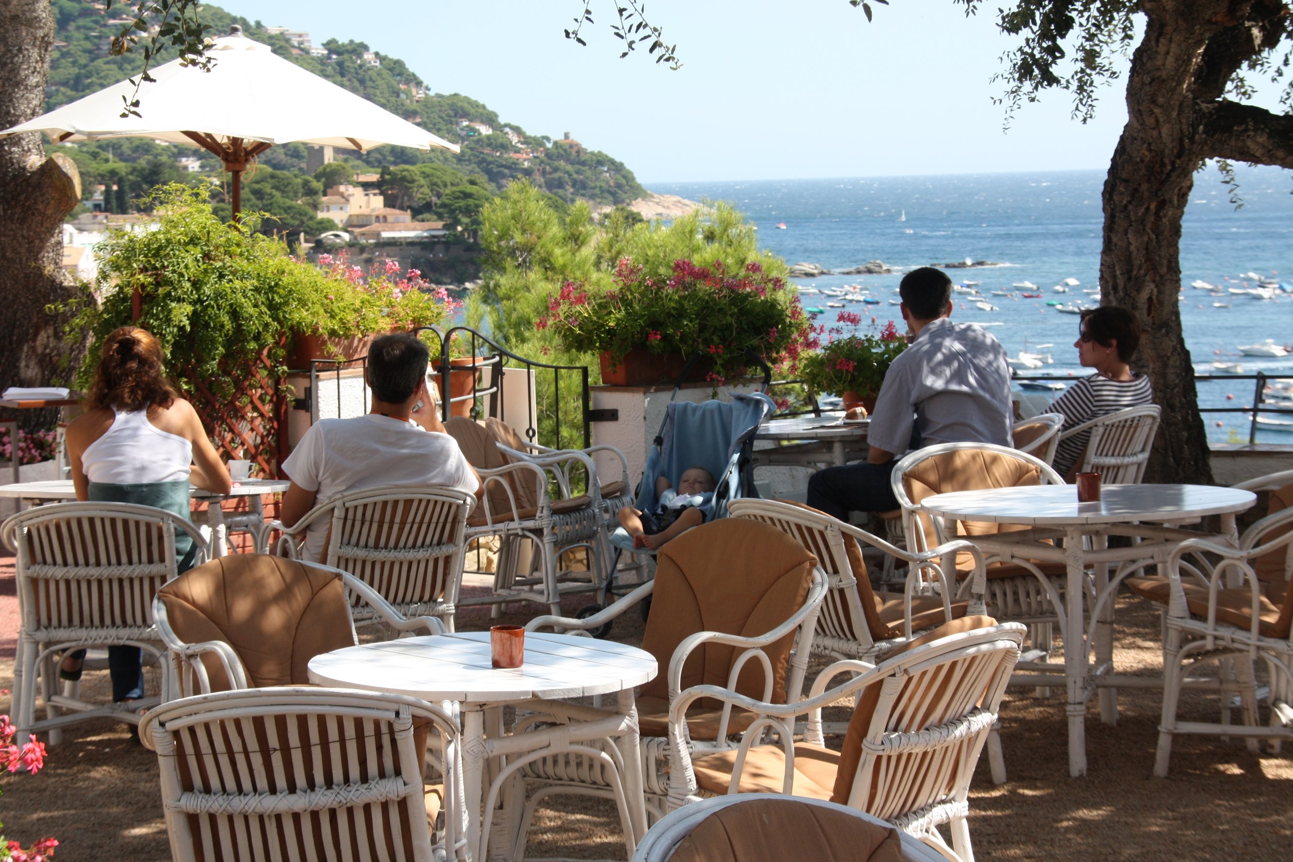 Uns turistes en una terrassa de la Costa Brava l'estiu passat