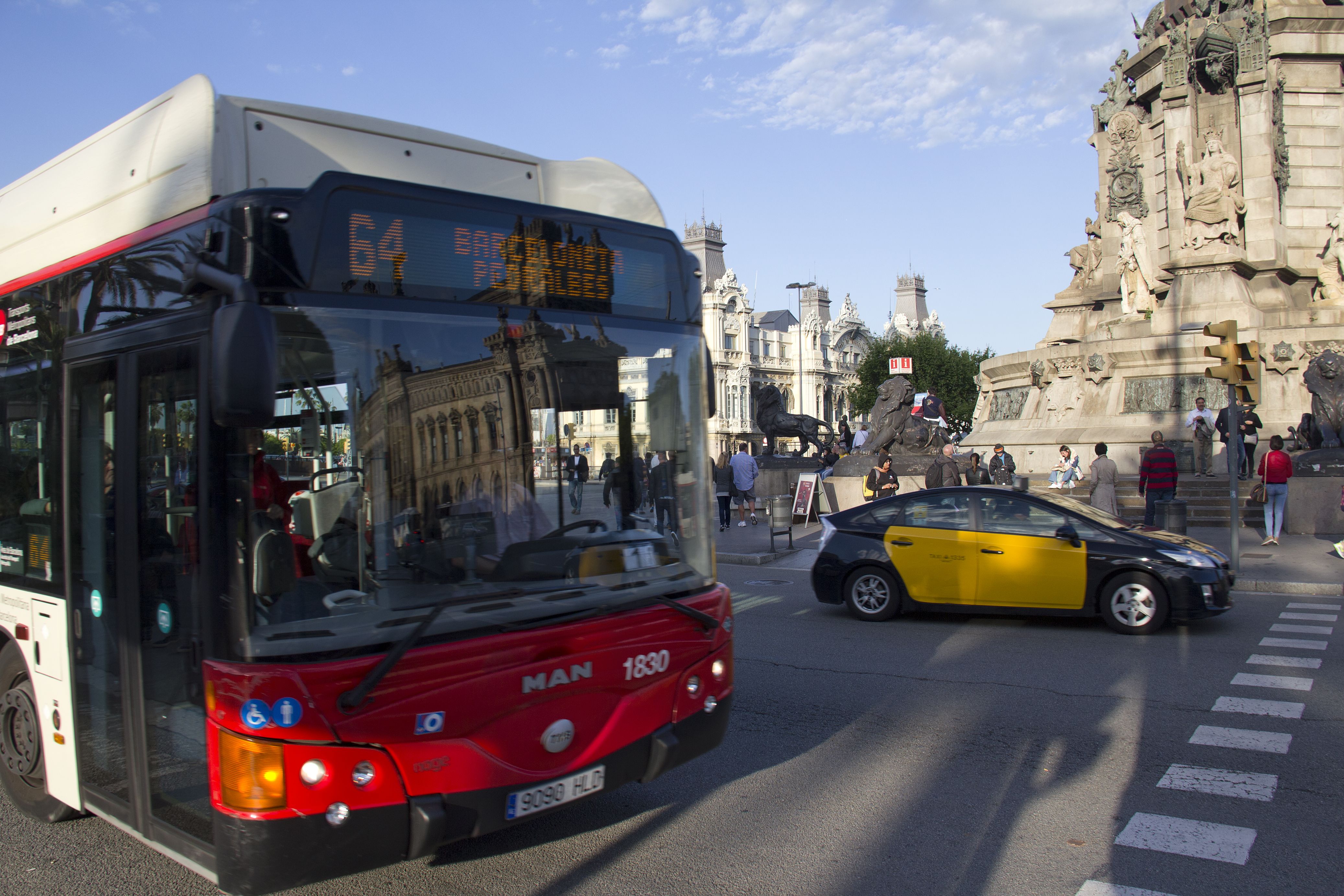 Mientras que los autobuses mantienen precios de 2018, los taxis suben las tarifa | iStock