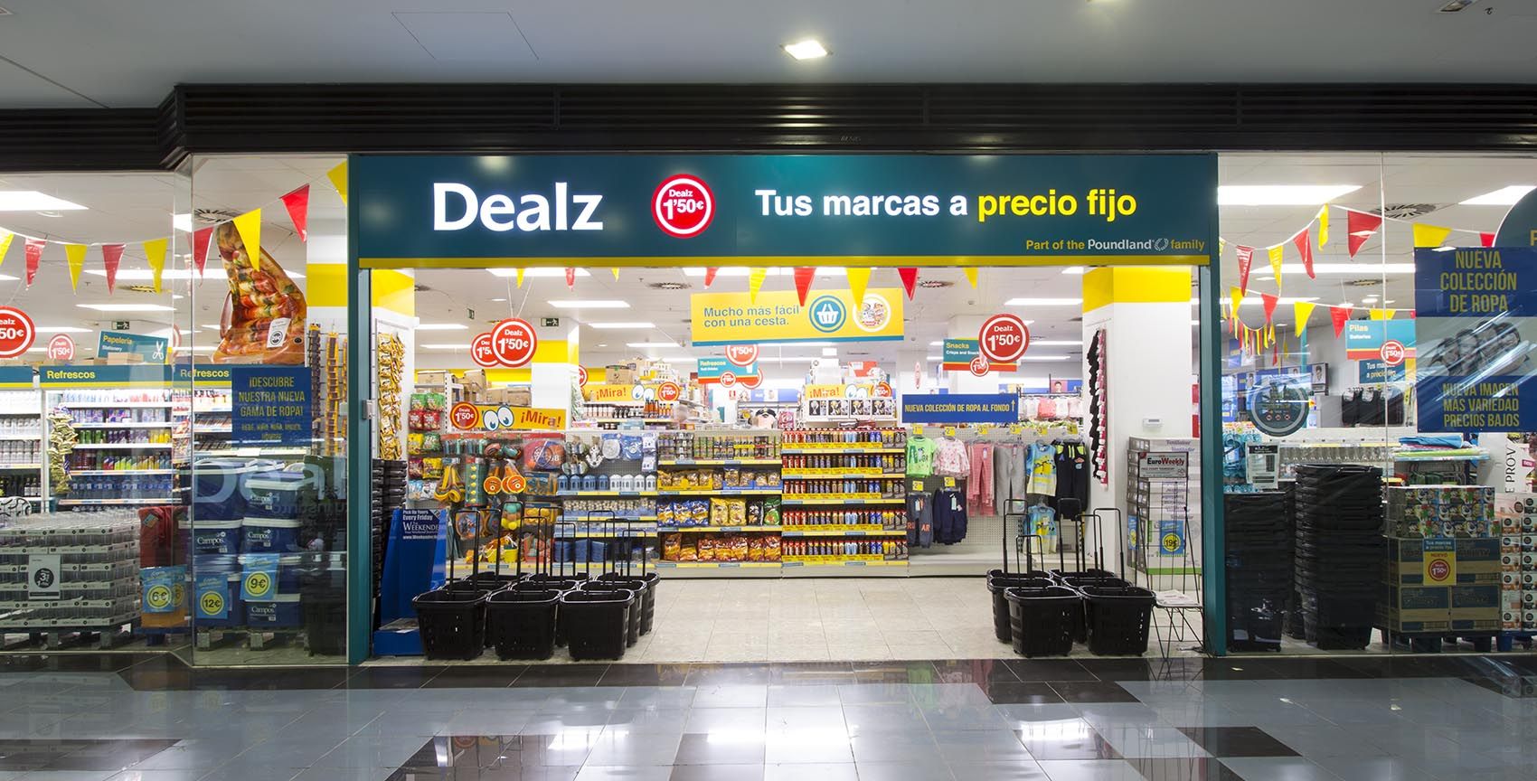 El supermercat Dealz al centre comercial La Marina