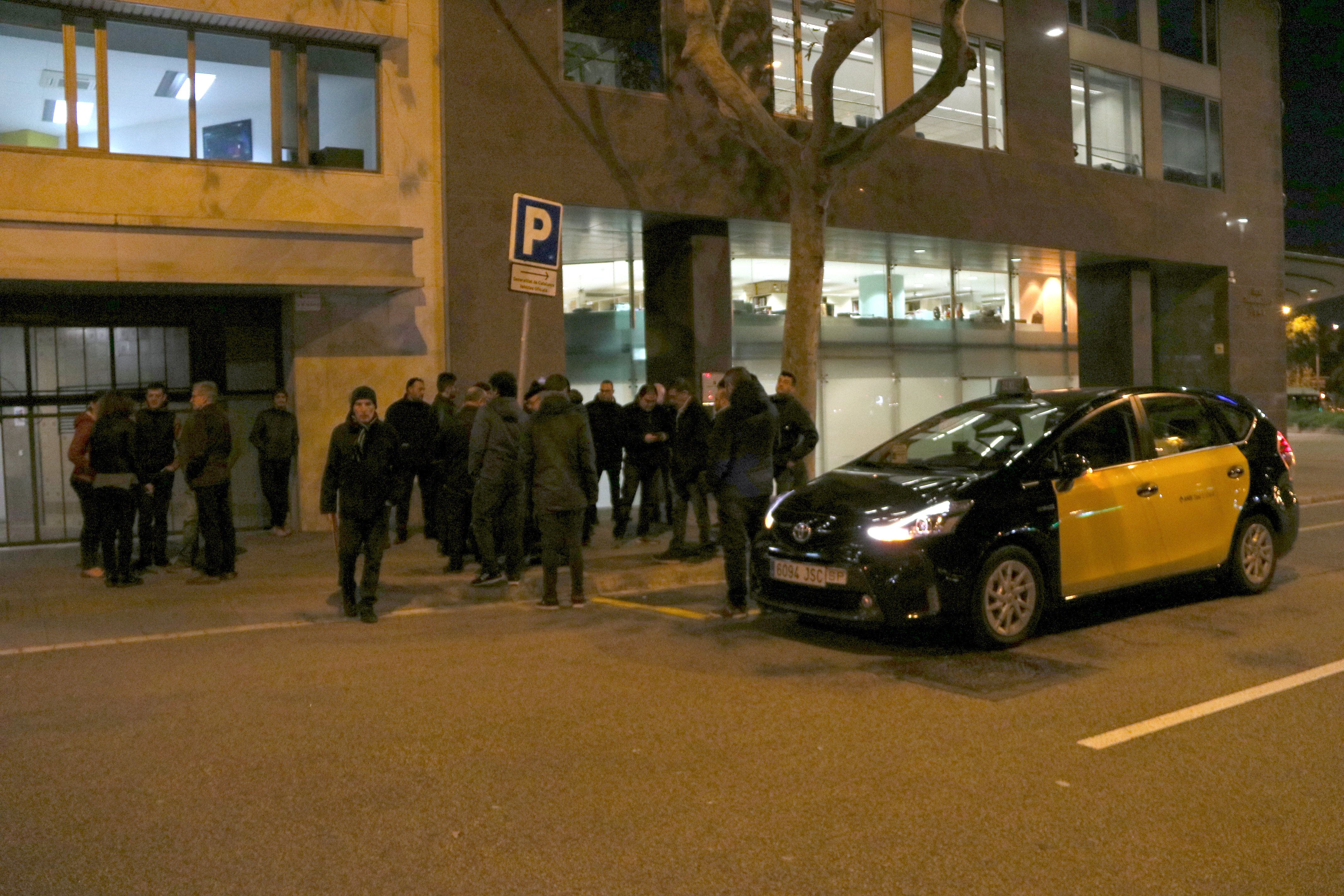 Un grup de taxistes concentrats a la porta del Departament de Territori | ACN