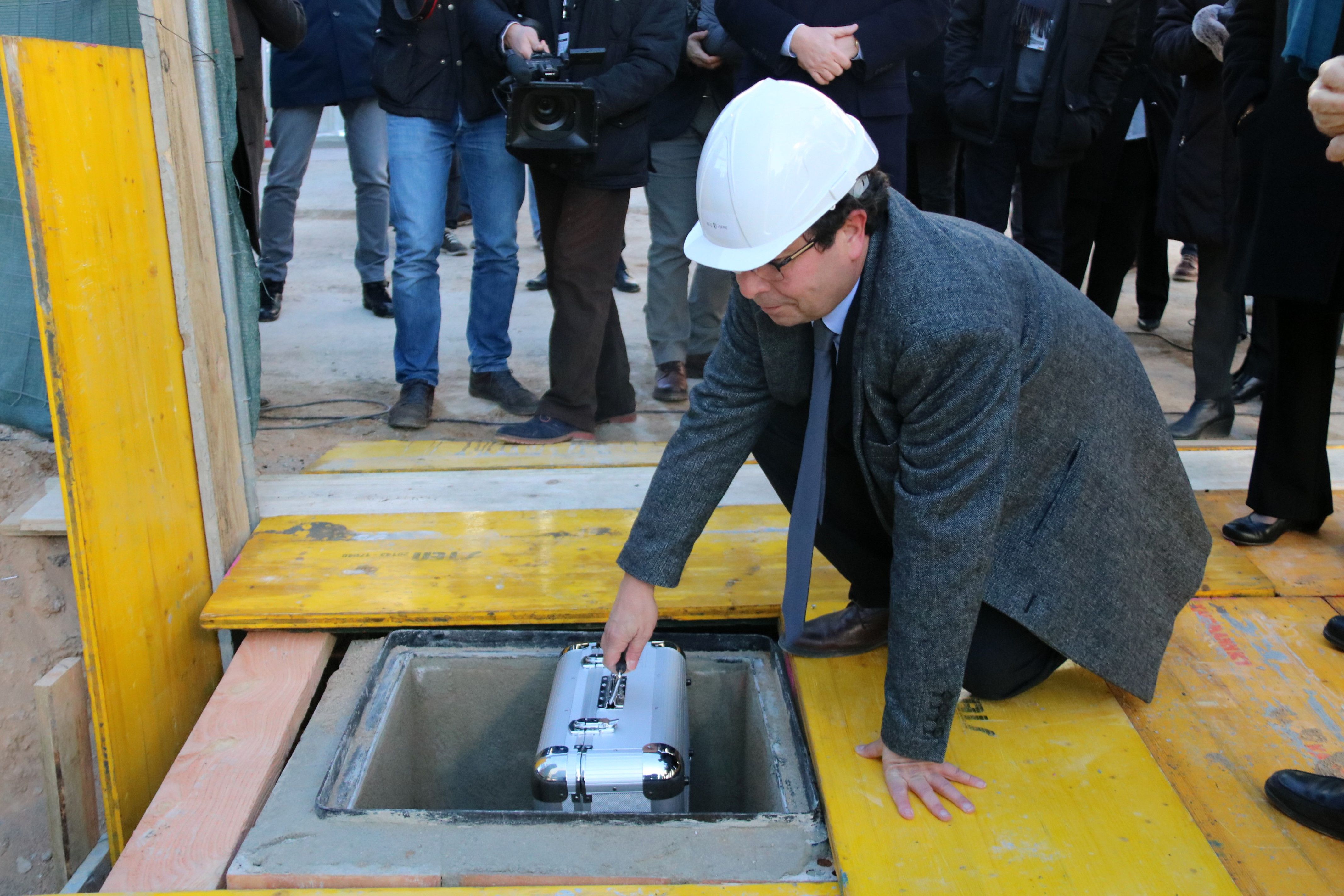 El president del comitè de Reig Jofre col·loca la primera pedra de les noves instal·lacions | ACN