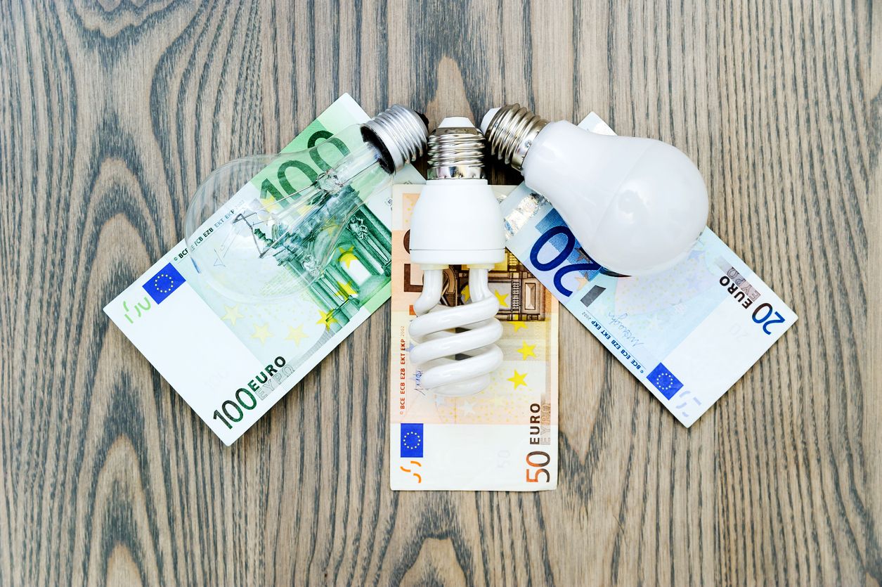 Només el 35% de la factura de la luz responde a nuestro consumo | iStock