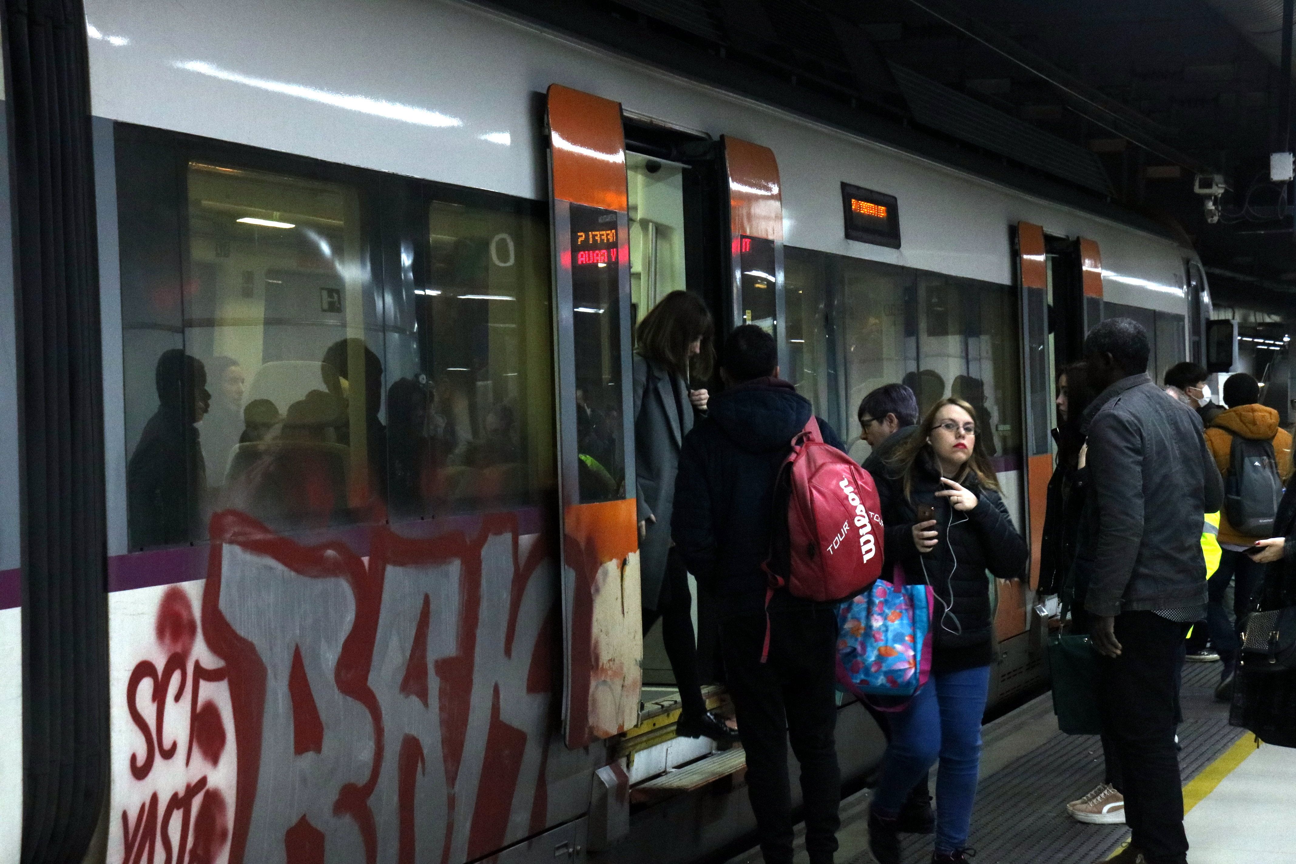 Un tren de Rodalies a l'estació de Sants amb viatgers pujant i baixant del comboi | ACN