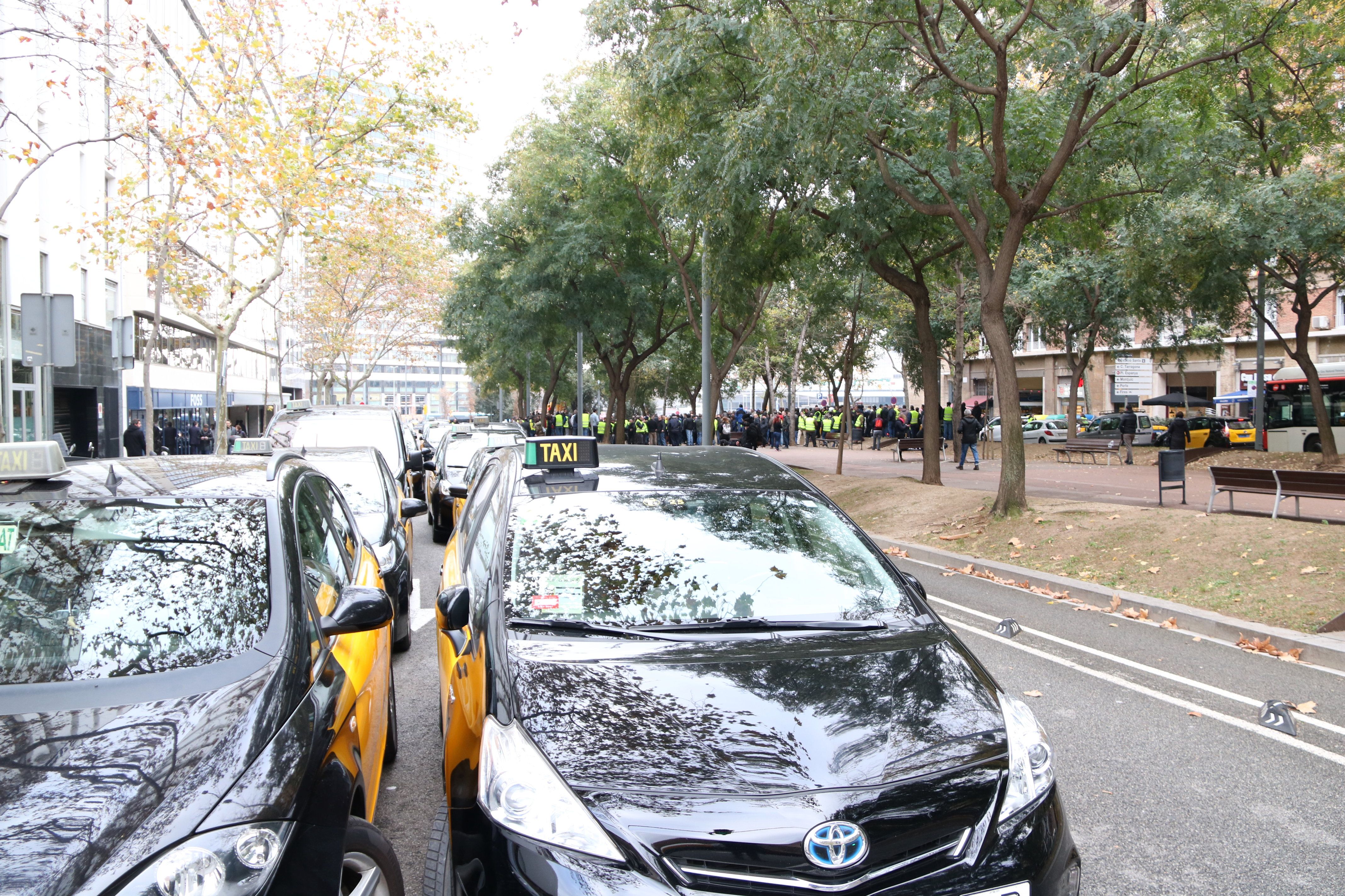 Un grup de taxistes es manifesta davant de Territori | ACN