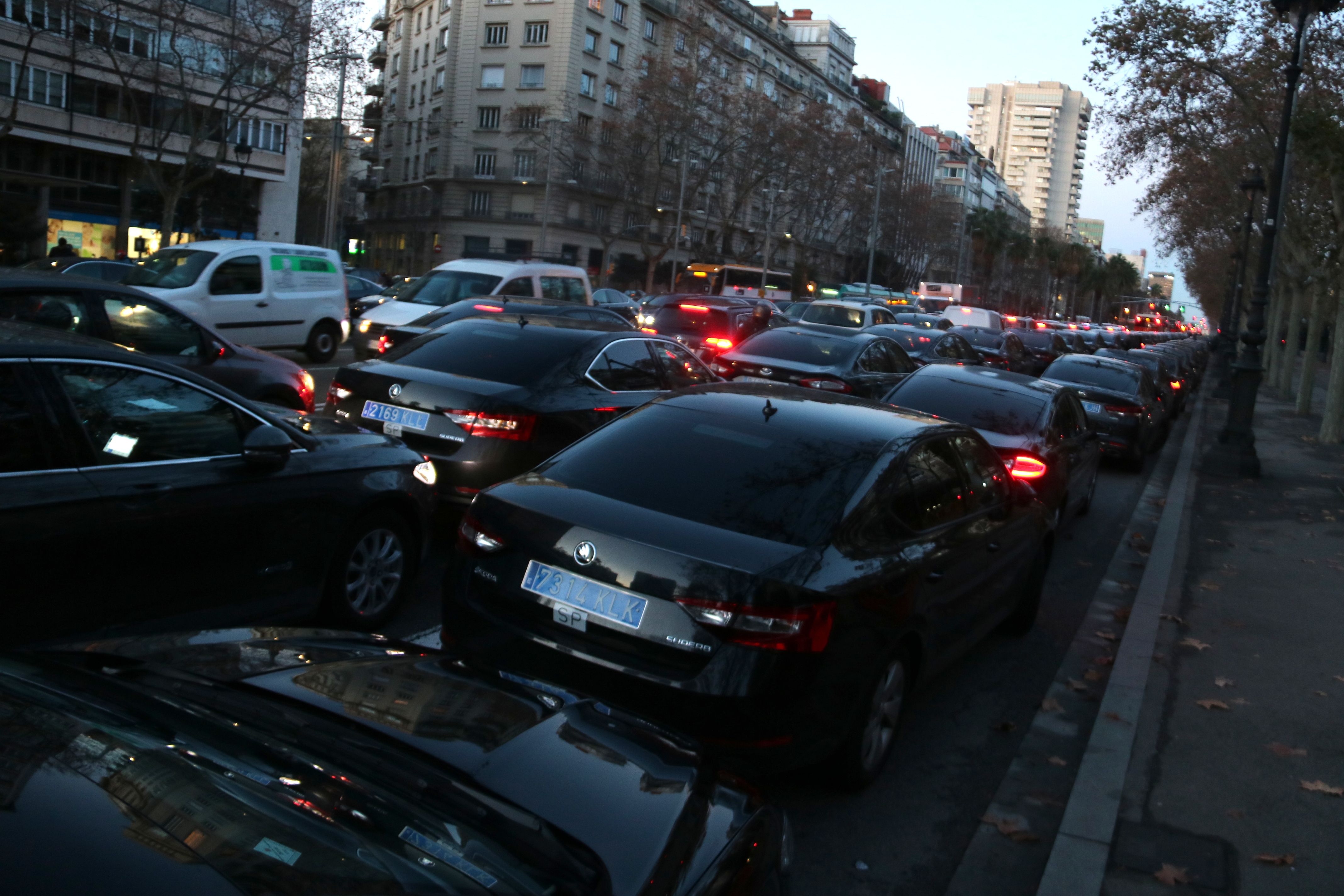 Cotxes VTC a la Diagonal de Barcelona durant les protestes | ACN