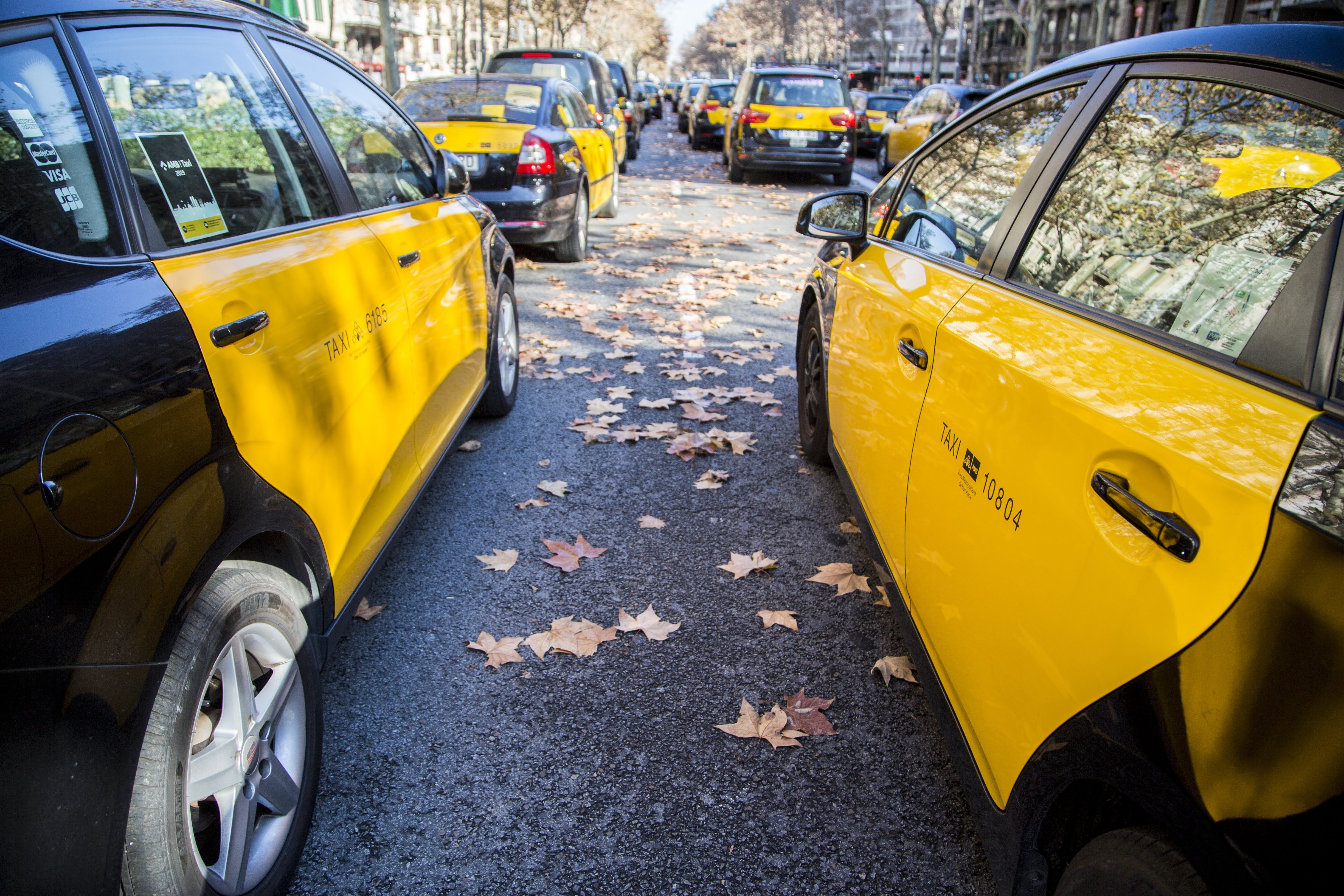 Els taxistes aturats durant la vaga contra Uber i Cabify | Àngel Bravo