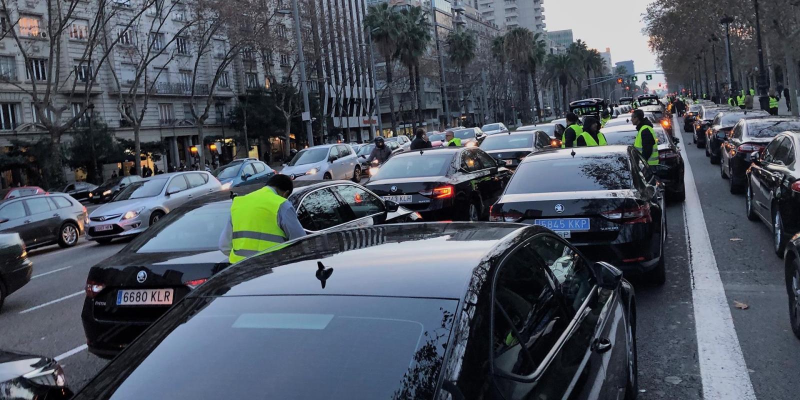 Vehicles VTC a la Diagonal durant la reunió dels taxistes amb l'administració | Europa Press 